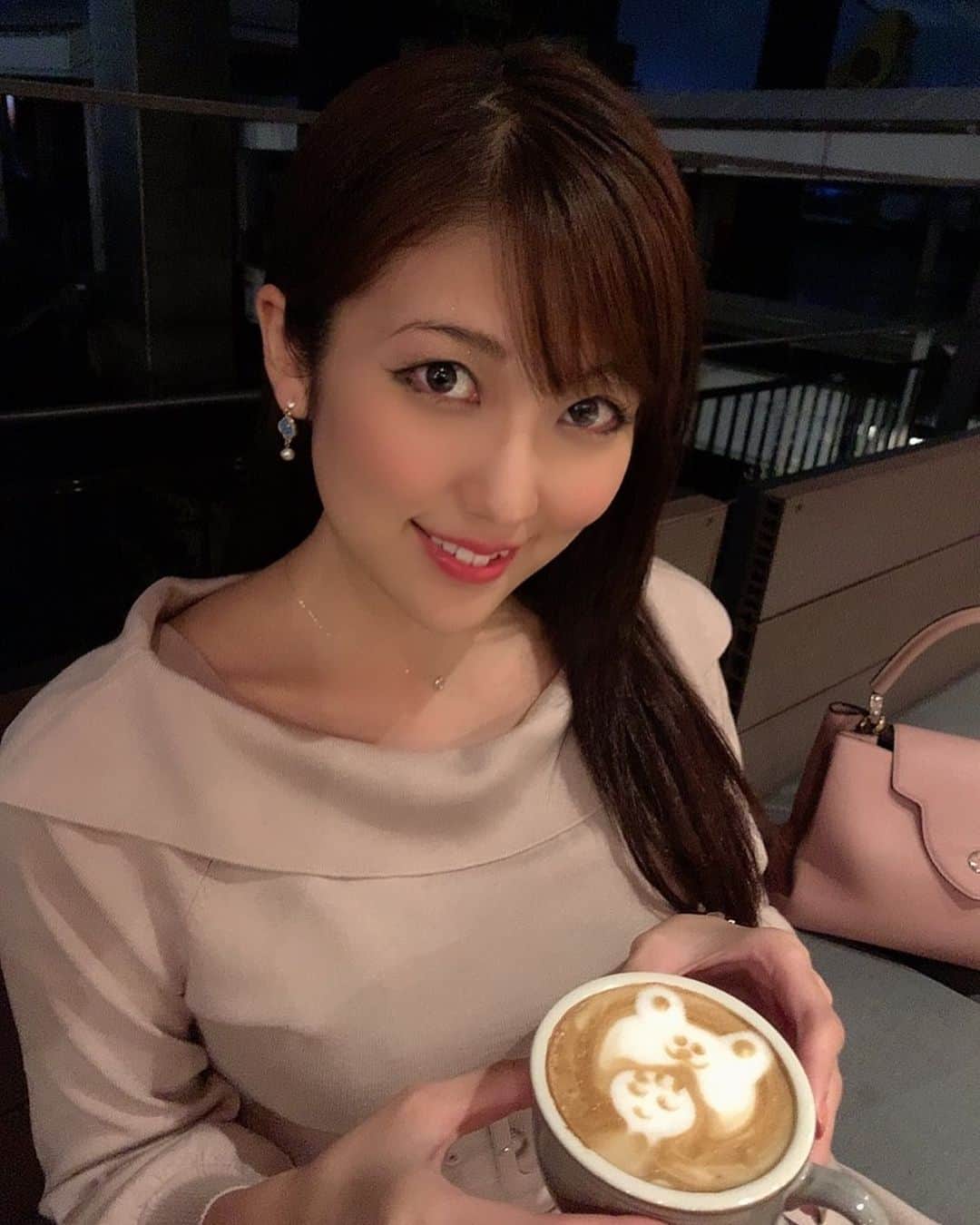 神谷麻美さんのインスタグラム写真 - (神谷麻美Instagram)「#besideseaside でディナー✨🍽🍷✨ とても素敵な場所で海の目の前🥰⚓️💕✨ 料理も全部美味しかったです❣️🥰✨ オレンジ🍊のジュース、カプチーノ可愛いすぎました☺️❣️✨  #浜松町グルメ  #カジュッタ 🍊💕 #パエリア 🥘✨ #テラスディナー #テラス席ワンコok 🐩💗✨」11月23日 22時58分 - asamice428