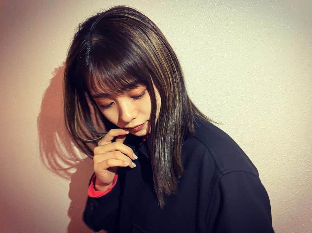 足立佳奈のインスタグラム：「この髪の感じに慣れてきて 鏡見てびっくりしなくなったー☺︎ 気に入ってる。♡  #今日の足立」