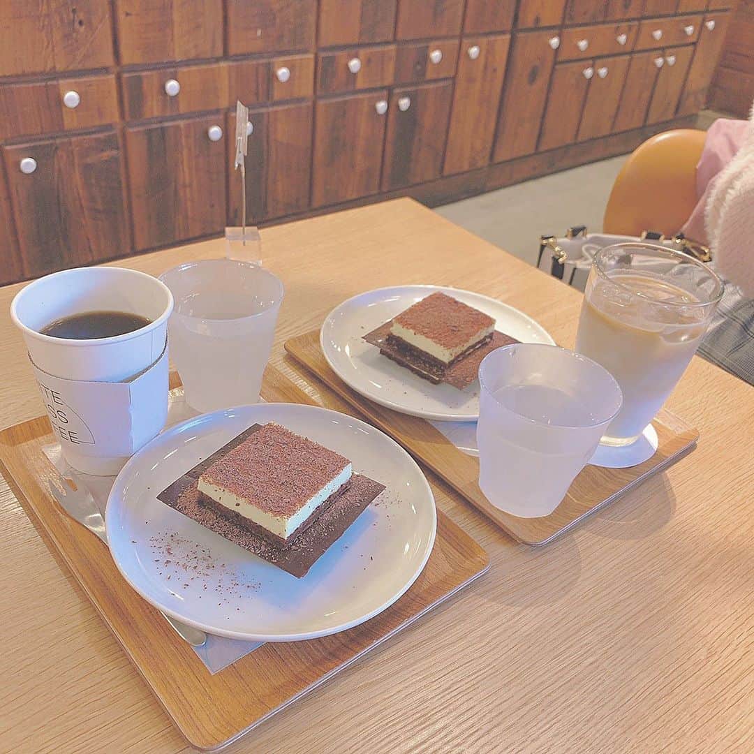 ハルナさんのインスタグラム写真 - (ハルナInstagram)「．﻿ ．﻿ ずっと行きたかった﻿ ティラミスが有名なカフェ☕♡﻿ ﻿ 板チョコが挟んであって﻿ パリパリ食感とティラミスのクリームが﻿ すごく合って甘過ぎなくておいしかった… ﻿ ﻿ 他にもショートケーキとか﻿ 美味しそうなのいっぱいあったから﻿ 次はそれもたべたいな🐇🍰﻿ ．﻿ ．﻿ #whiteglasscoffee #渋谷 カフェ #カフェ巡り #ティラミス #カフェラテ #instagood #instalike #좋아요 #좋아요환영‪」11月23日 23時01分 - haruna_h616