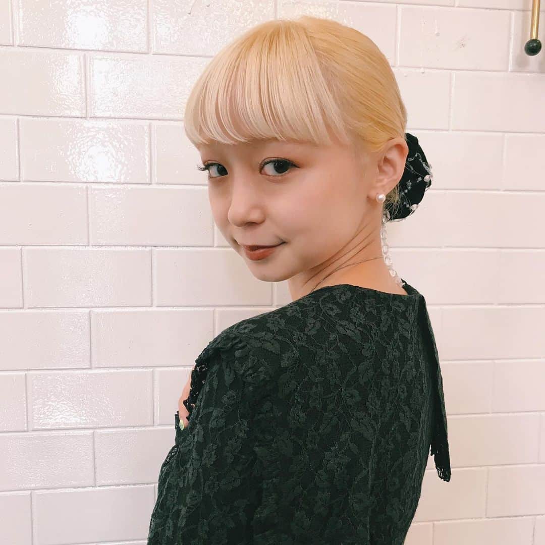 フジエリサコのインスタグラム：「PARCOの公式アプリPOCKET PARCOで記事が公開されてるよ🤍 キラキラともふもふなジュエリーとヘアアクセを #りっちゃんの私服 とともに紹介してるよ🙏🏻 これはガーリーなりっちゃん。👧🏼🧠🎀 #PARCO #POCKETPARCO #shrimps #pameopose #gvgv #tachclothing」