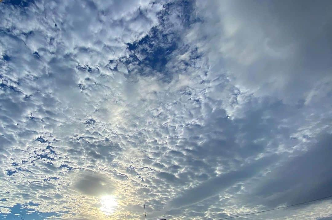 早瀬英里奈さんのインスタグラム写真 - (早瀬英里奈Instagram)「祖父母宅からの空✨ ・ まだコロナも油断できないし(検査結果は陰性でしたが)帰省日数も限られていた為、今回は友人や、知り合いには連絡を控え、4月に会いに行く予定だった祖父母達に会いに行く為だけに帰省しました✈️ ・ 「来るまでは楽しみでしょうがないけど、戻るまではあっという間やね…」と、両家の祖父母達🌸 ・ 若い頃は家族だからこそ後回しにしてしまうことも色々あったかもしれないけど、当たり前だと思っていた事っていつまでも続くことじゃないと様々な出来事から学んできたから、今は可能な限り家族との時間をより大切にしたいと思う気持ちが強くなりました✨ ・ 考え方や、環境は人其々ですし、正解は一つではないと思うのですが、自分が大切にしたい人、大切にしたいこと、大切にしたいもの、大切にしたい時間は、“いつか”ではなく、“できるその時”に大切にしたいと思う現在の私です💐 ・ ・ ・ #祖父母 #帰省 #当たり前 #続かない #家族との時間 #大切 #早瀬英里奈」11月23日 23時03分 - erina.hayase