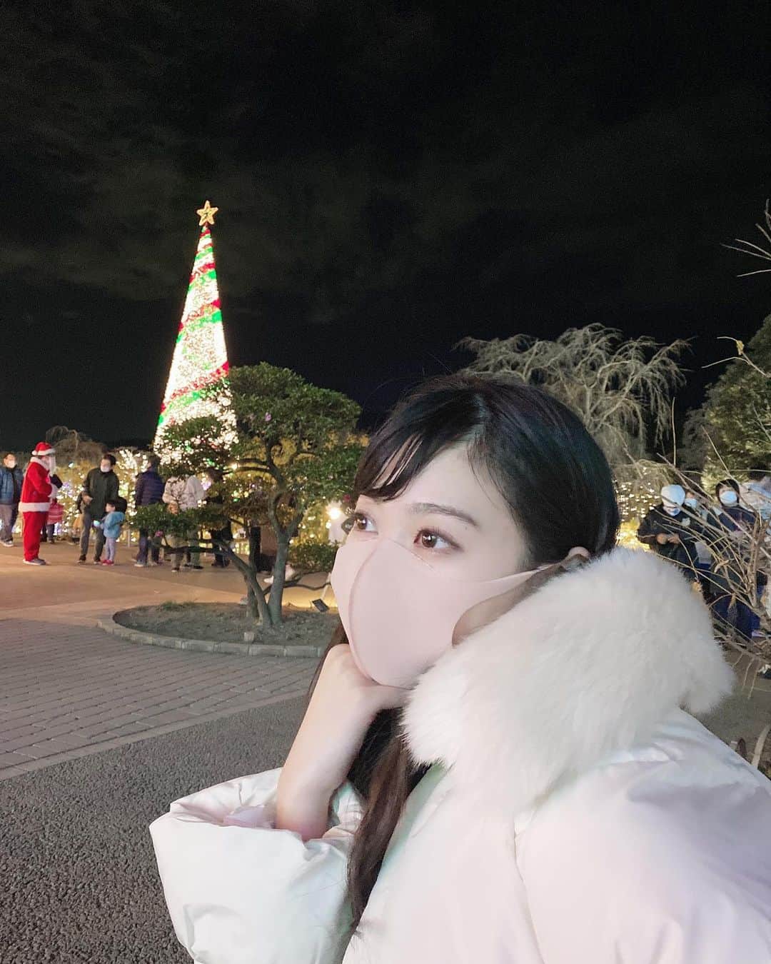 日達舞さんのインスタグラム写真 - (日達舞Instagram)「. 今年最初のクリスマスツリー🌟 #あしかがフラワーパーク  #イルミネーション #クリスマスイルミネーション  #クリスマスツリー #ダウンコート  #栃木観光#ライトアップ#栃木#足利  #ミスコンファイナリスト #ミス日本 #missjapan#2021ミス日本ファイナリスト @__lilou__official」11月23日 23時04分 - creamy_maii