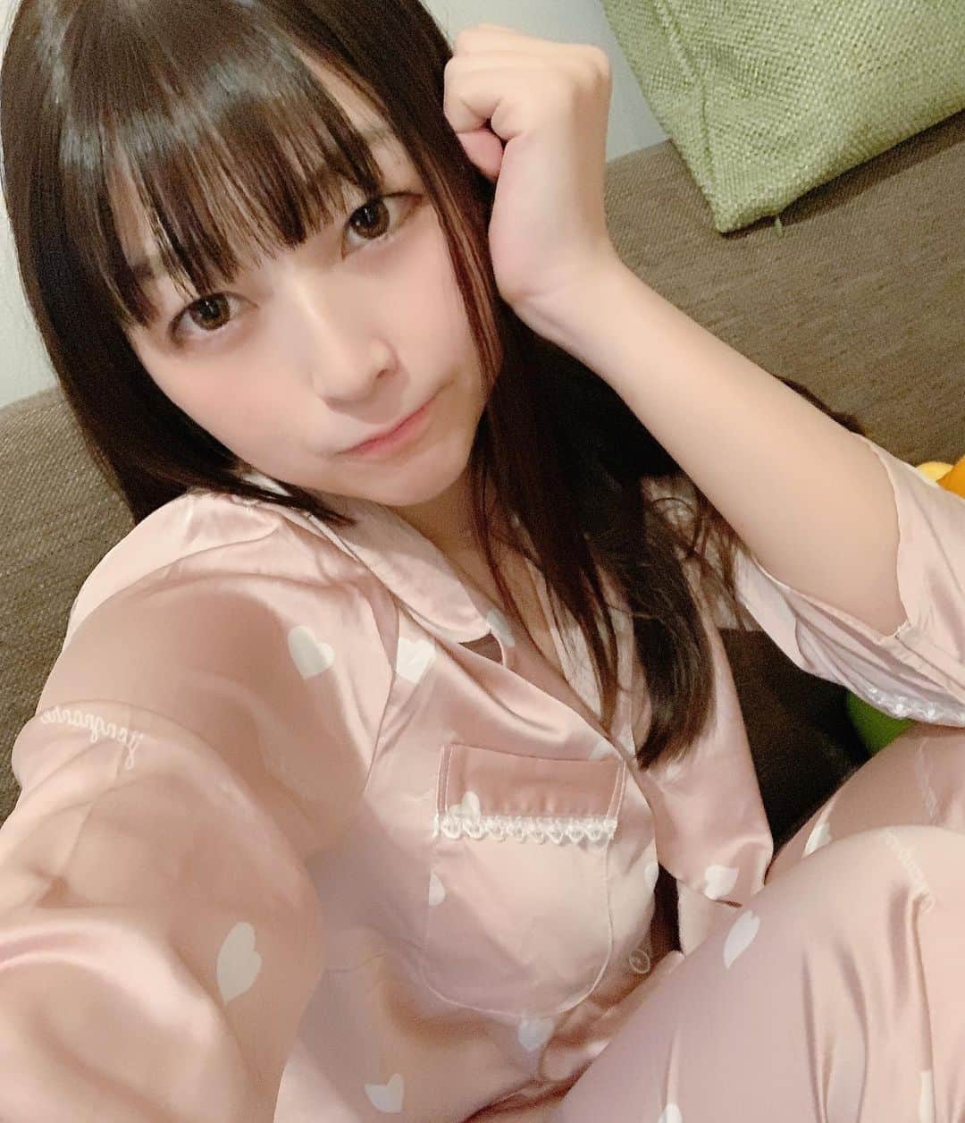のインスタグラム：「. . 毎日パジャマ生活👏 . . . ギリギリ #一日一投稿 😅 #みっかめ☺︎  よく見たらボタン外れてる笑笑」