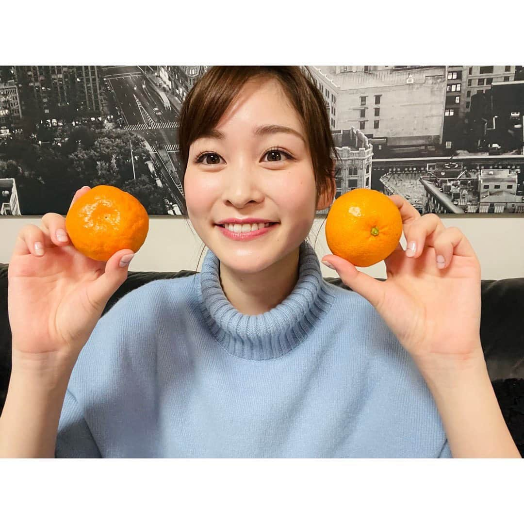 岩田絵里奈さんのインスタグラム写真 - (岩田絵里奈Instagram)「鹿児島の親戚からみかんが届きました🍊 しばらく毎日持ち歩いていますので、お気軽にお声がけください笑  #母の生まれは鹿児島 #でも育ちは大阪 #ちなみに父は岡山 #ちなみにちなみにこのニットこのあと洗濯して縮みました #つらい」11月23日 23時08分 - erina_iwata