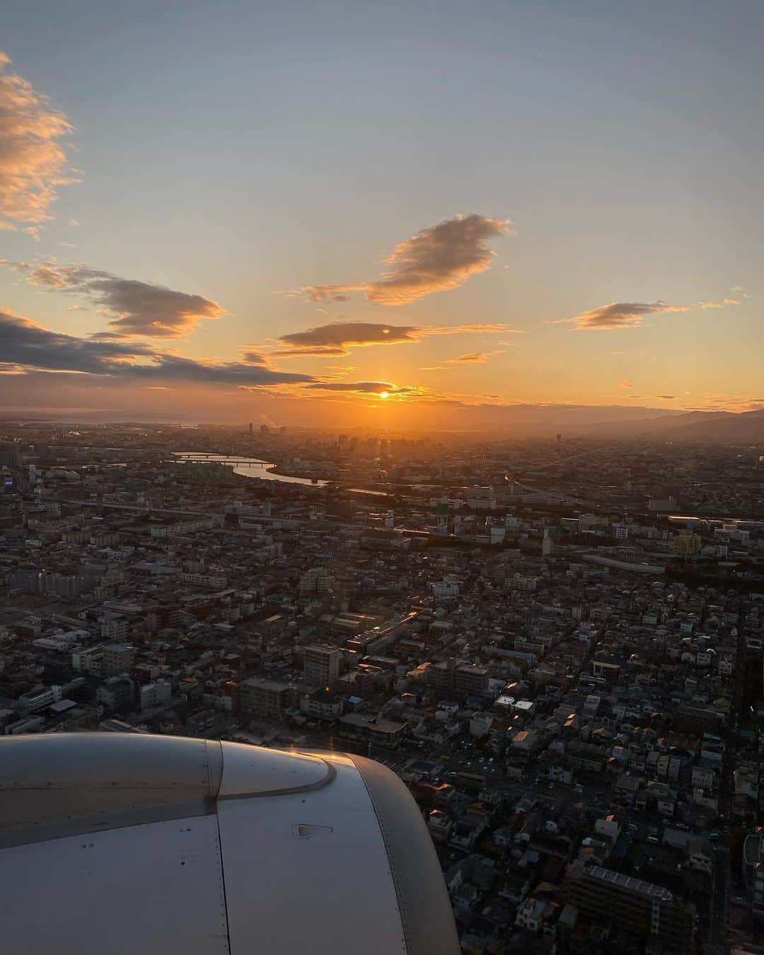 清水麻椰さんのインスタグラム写真 - (清水麻椰Instagram)「飛行機から見えた大阪の街と夕焼け🌅  上空☁️  そして  MBS毎日放送(愛社精神)」11月23日 23時08分 - mayasmz