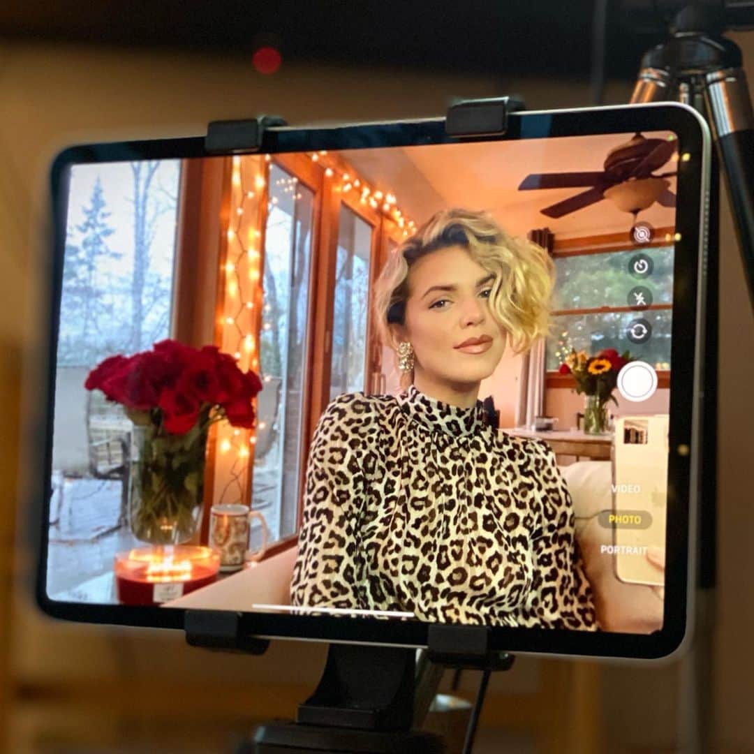 アナリン・マッコードのインスタグラム：「Joining @gooddayny @fox5ny this morning chatting with the lovely  @rosannascotto & @loristokestv about my new @lifetimetv film #FelizNaviDAD and other upcoming projects, if you happen to be in the New York area #TuneIn 😘❤️🎄#itsawonderfullifetime」