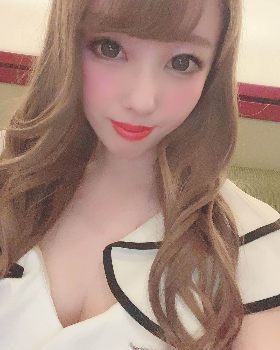 ゆんのインスタグラム：「👗 . 新しいドレス欲しい🥺 . 今日も出勤してます！ .  #ガーデン #ガーデン川崎 #川崎 #横浜 #新宿 #歌舞伎町#六本木 #銀座 #名古屋 #ミナミ #北新地 #神奈川 #すすきの #キャバクラ #キャバ嬢 #ガールズバー #シャンパン  #水商売 #夜職 #キャバ嬢メイク #キャバ嬢ヘアメイク #キャバドレス #ドレス #いいね返し  #ポケパラ #ポケパラ関東」