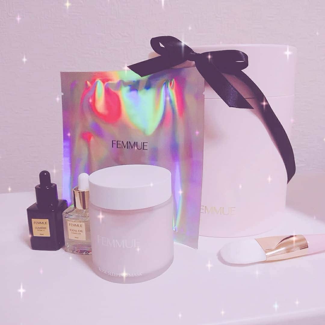 小泉遥香のインスタグラム：「#FEMMUE のクリスマスコフレ♡  #ホリデートリートメントキット をはるもGETしましたーー！！！( *ˆ︶ˆ* )  #かなみん💙 そして#仁香❤️ともオソロ✨  お肌ツルツルになるように頑張っちゃうぞ～( ⁎ᵕᴗᵕ⁎ )❤︎  #Instaharum #Instafemmue #いや、似せようとすな！笑 #FEMMUE #ファミュ #クリスマスコフレ #クリスマスコフレ2020 #スキンケア #美肌 #お肌とぅるんとぅるん～🥺♡ #おはる #小泉遥香」
