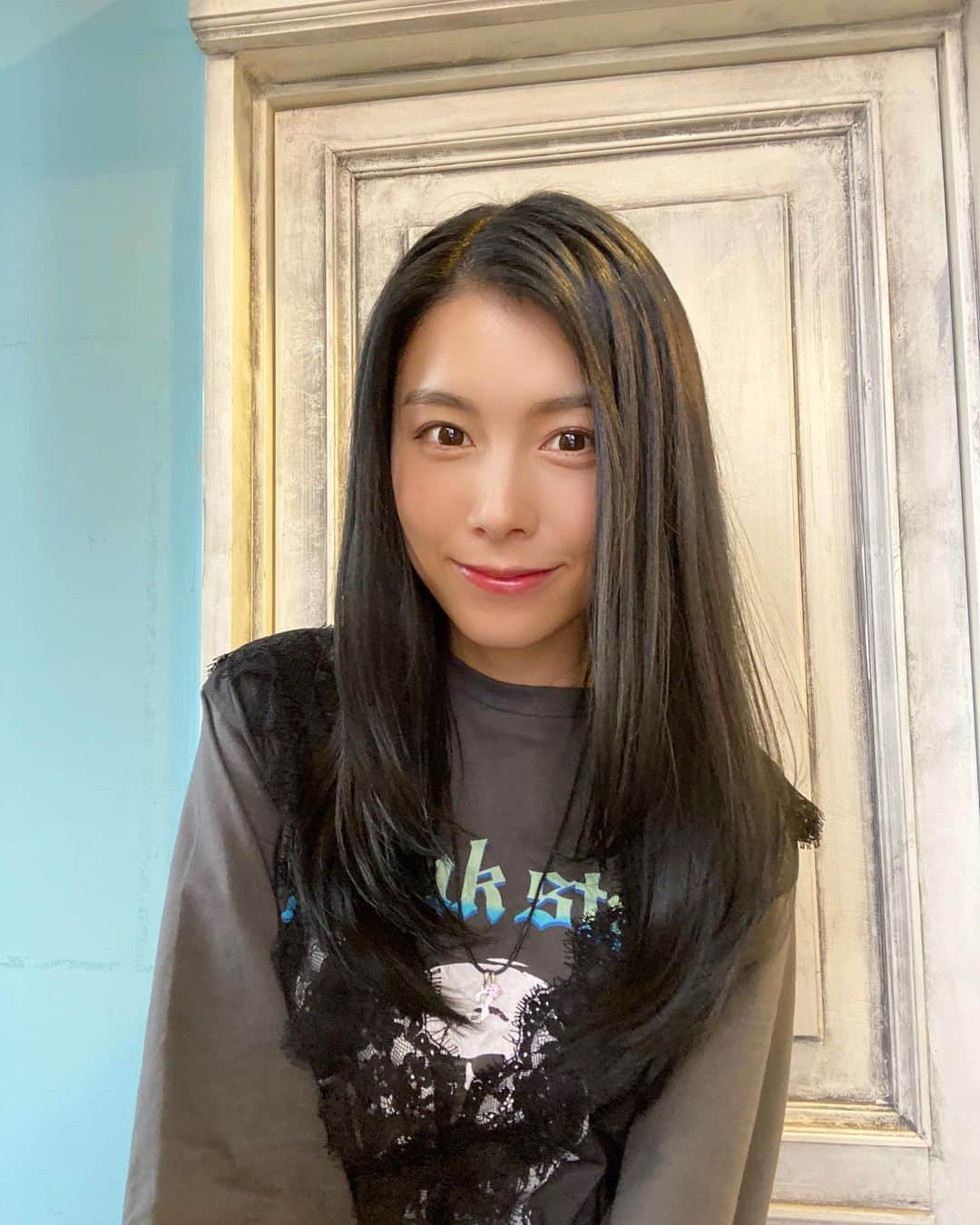 麻衣愛のインスタグラム：「撮影に向けて髪色変えました!! . 髪色変えたの気付いてもらえるとやっぱり嬉しい!! トリートメントも購入したのでヘアケア頑張ります😹✊ #newhair #haircolor #hairstyle #haircut #hairset #bluecolor #ヘアカラー ＃ヘアセット #髪色 #美容室」