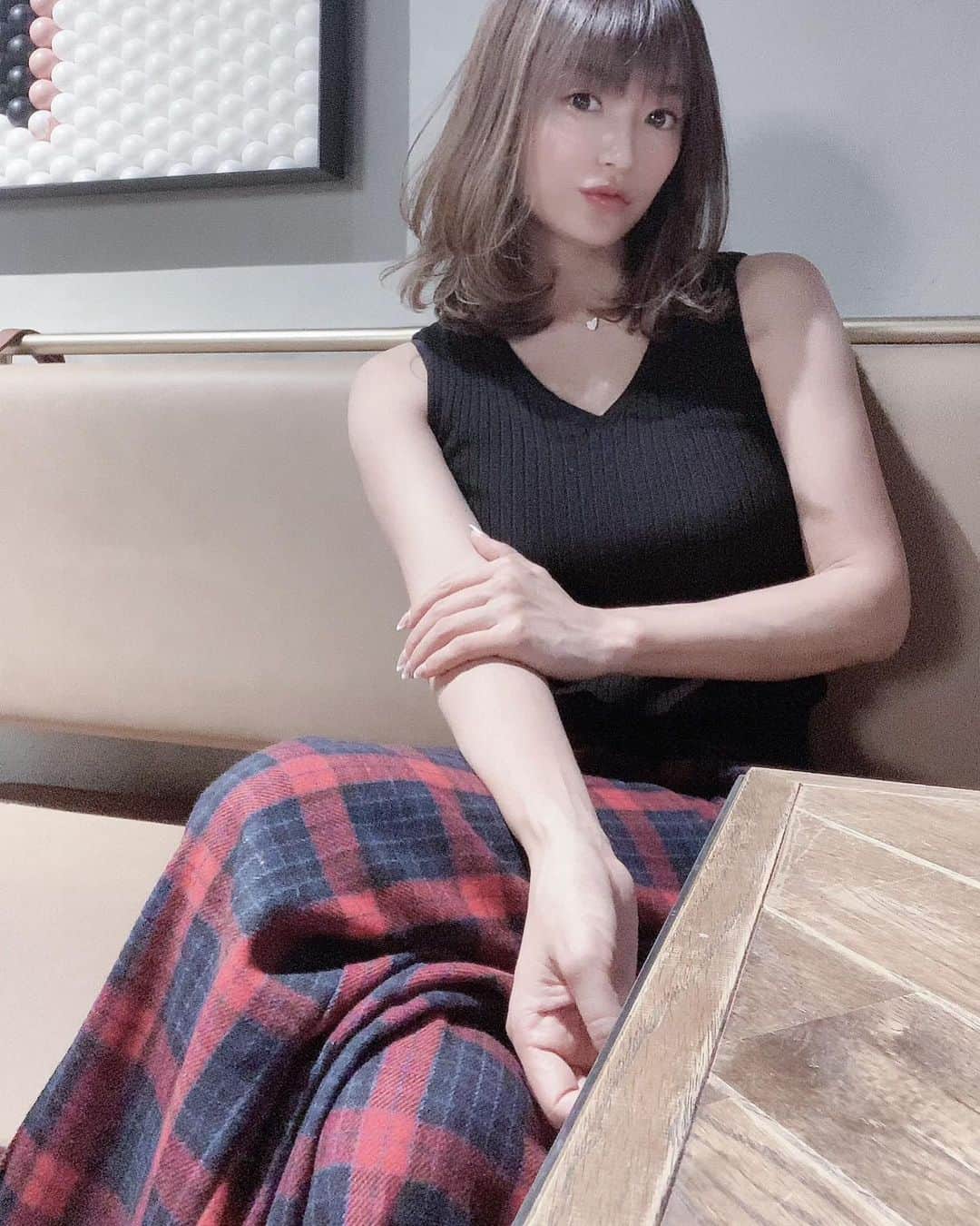 紺谷みえこのインスタグラム：「ちょっと前の写真。 会社近くの卓球バー(とスタッフ間では呼んでいる。月2.3回は行く。) お店の名前は　@the_rally_table  #左上かわいい  #ピンポン　#🏓　#お昼休みとかにやってみたい　#誰かに見られたら恥ずかしい #いつかやりたい」