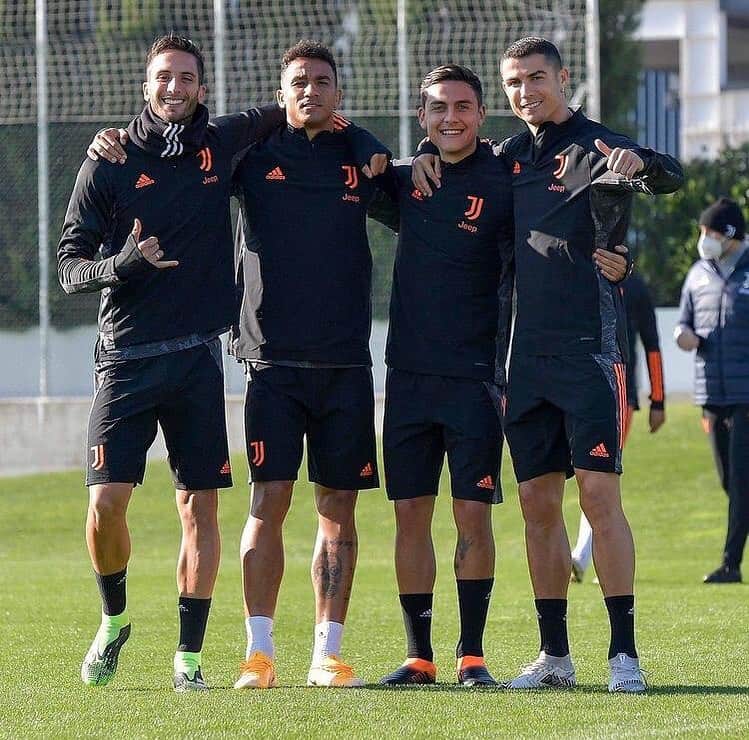 ロドリゴ・ベンタンクールのインスタグラム：「Tomorrow #UCL ! We are ready! ⚪️⚫️🤙🏼 #ForzaJuve」