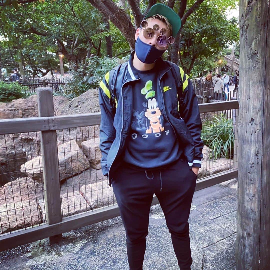 マキヒカのインスタグラム：「🐭🏰✨ . #実は僕ディズニー大すっきゃねん #マキヒカファンなら知ってるか #グラサンの反射に隠れヨメヒカ #disney #景色いいっすね」