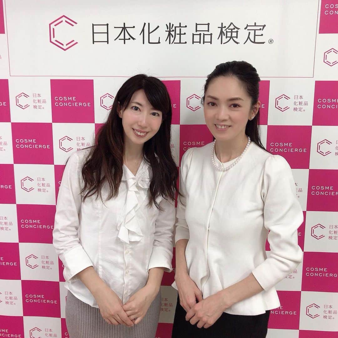 小西さやかのインスタグラム：「コスメライター講座　アドバンスコースのライティング試験、お疲れ様でした！ 今回、試験を受けていただいた方に、より問題点や改善点を明確にお伝えし、スキルアップをしていただくために、試験後の総括講座の撮影を行いました。 . 土曜日に1人で出勤して、撮影のセッティング。 . 講師は、婦人画報をはじめ雑誌やWEBメディアなどでご活躍されている石原有起さん！ . 当日は、有起さんと打ち合わせして資料をブラッシュアップしていただき本番の撮影。 . カメラマンとして拡大とかしながら撮影してみました。皆さんのお役に立てたらいいな。 . せっかくご受験いただいた皆様に少しでもスキルアップの機会が提供できたら嬉しいです。 . 以下は有起さんのリポストです！ #repost @yukiishihara1112 via @PhotoAroundApp  ・　 ・ ・ #💋#💄#🧴#🛁  文部科学省後援 一般社団法人#日本化粧品検定協会 Japan Cosmetic Licensing Association (JCLA)  @cosmeken   #コスメライター養成講座　にて 一部講義や添削など担当させて頂いています。  📷はいずれも、講義収録を終えてほっとしたところ☺️  🥤休憩せずに、1時間喋り続けてしまいましたが、 長年の自分の経験が活かせる場をいただけて、 本当にありがたいです。  📝  #コスメライター資格 とは、 薬機法を含む化粧品の正しい知識を持ち、 Webライティングに欠かせないSEO対策をしながら、  発信力のあるライティングスキルを備えていることを 認定する資格。（協会HPより）  日本化粧品検定2級または1級を取得後、 講座を受講できます。  ✒︎💻  誰もが気軽に発信できる時代だからこそ、 正しい日本語、語彙力、文章力、 魅力的な記事タイトルのつけ方など 基本的なスキルを習得して、 読者を意識した文章構成や表現力を養うこと。  美容分野の記事であれば、 #薬機法　の知識を習得し、法律を守りながら 魅力的な記事作成のスキルを磨くこと。  これらは、とくに今、WEB上で美容を発信するときに 大きく求められていることでしょう。  それにしても、化粧品研究者だった、さやかさん @cosmeconcierge #小西さやか代表理事 が “化粧品の正しい知識の普及で全ての女性を幸せにする” という大きなミッションを掲げ、 その情熱で歩んできた協会も、もう9年！😳💐  今も変わらずどこまでも熱くて勉強家で、 美しくて子育ても両立して…パワフルな女性！  私もまだまだ学びを深めていきたいです。  #コスメライター #コスメライター養成講座ベーシックコース #コスメライター養成講座アドバンスコース #日本化粧品検定 #コスメコンシェルジュ #コスメコンシェルジュエージェンシー #小西さやか#小西さやか先生 #yukicosme」
