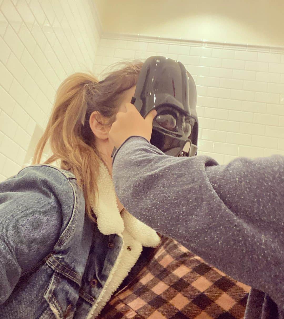 ブルックリン・デッカーのインスタグラム：「Remember when going to the bathroom was a private event?」