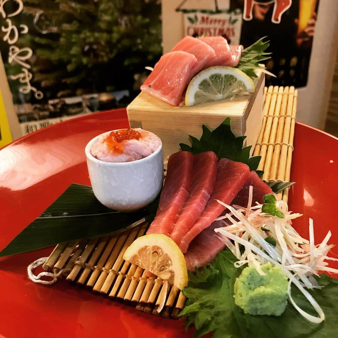 うまかもん九州料理 九州魂天王寺店さんのインスタグラム写真 - (うまかもん九州料理 九州魂天王寺店Instagram)「まいど九州魂（くすだま）天王寺店です！  魚壱商店の大トロ中トロ盛り777円！食べに来てくださーい！  明日もご来店お待ちしてます！  #魚壱商店 #阿倍野居酒屋 #阿倍野グルメ #マッスルスタッフ #マッスル系居酒屋」11月23日 23時30分 - kusudamatennouji