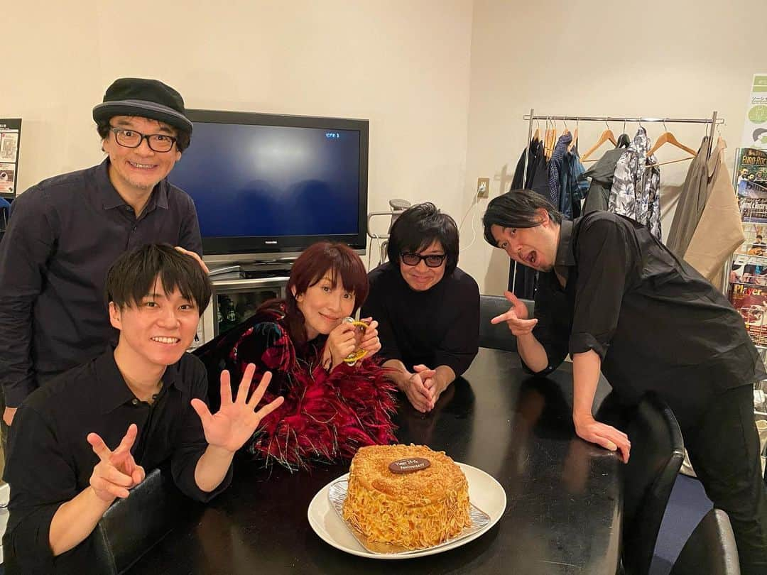 akkoのインスタグラム：「今日はacoakko live❣️ Happy 25th Anniversary💖 コロナ禍で大変な中、 どうもありがとうございました💕 配信中です〜😉 #akko #akkostagram #mll #acoakko」