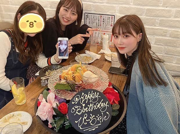 駒田京伽さんのインスタグラム写真 - (駒田京伽Instagram)「🎂🐥🎂  いーちゃんとりこちゃんと 写真の中のあすかちゃんが お祝いしてくれた🥂✨  いちゃんはマフラーと 見つけた時にぴーが好きそうと思ってかったマグカップ🧸  りこちゃんは ピーが今欲しいものをその場で決めて買ってくれた💐  ご飯もケーキもありがとう😭🎂 嬉しい嬉しい🥺ﾋﾟｰｽ  LINEなどでメッセージくださった方もありがとうございました🙇‍♂️  24歳幸せ🤫！！！！！  #福岡#誕生日＃芋むちゅ#いもむchu」11月23日 23時34分 - hiroka_komada