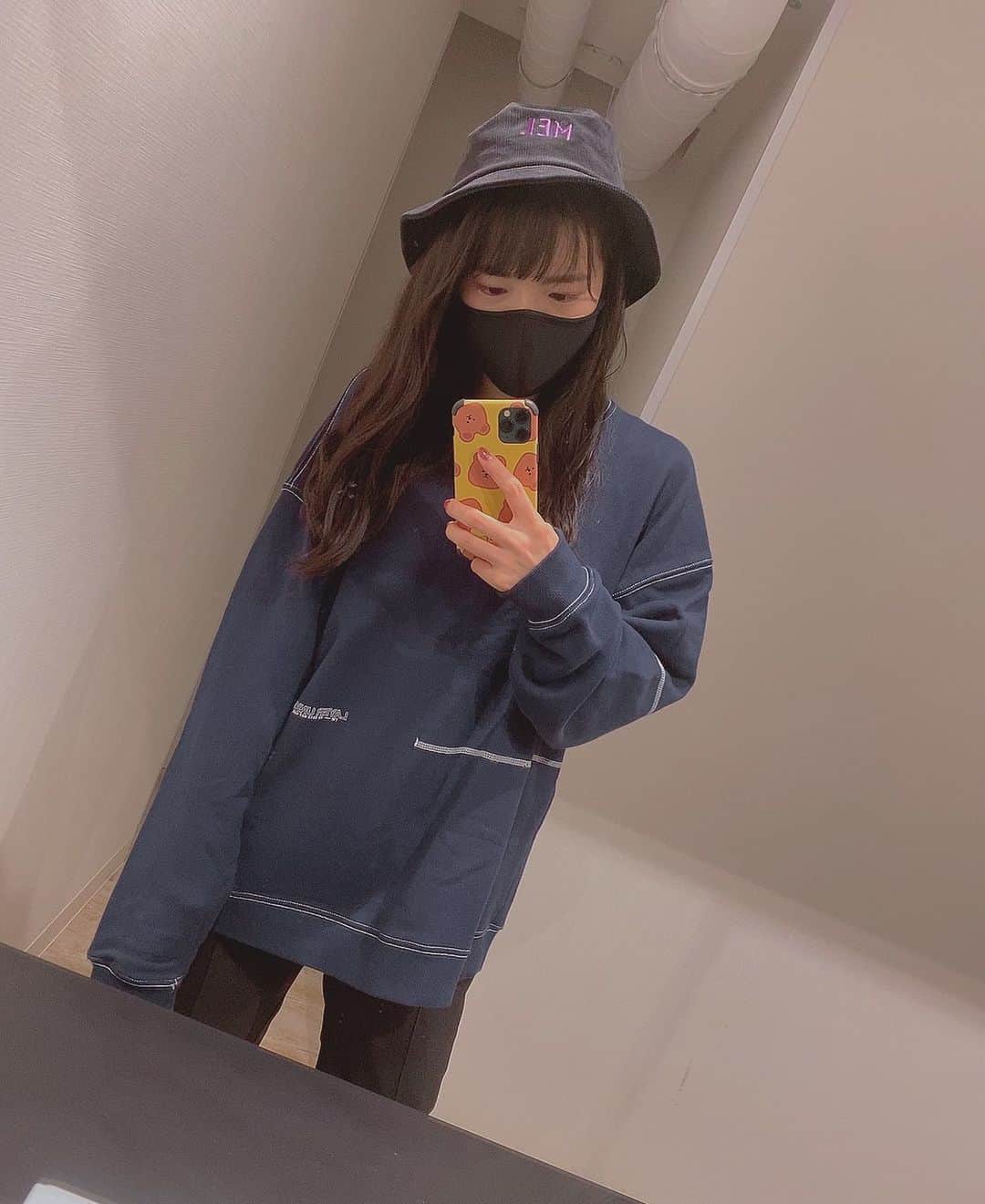 松崎博香のインスタグラム：「. 可愛い服も好きだけども ラフな感じはもっと好き✌🏻 今日が月曜日だってことを知った今。 そんな時もあるよね。うん。笑 あ、そういえば前髪切ったよ！←  #오오티디 #오오티디룩 #ootd #ootdfashion」