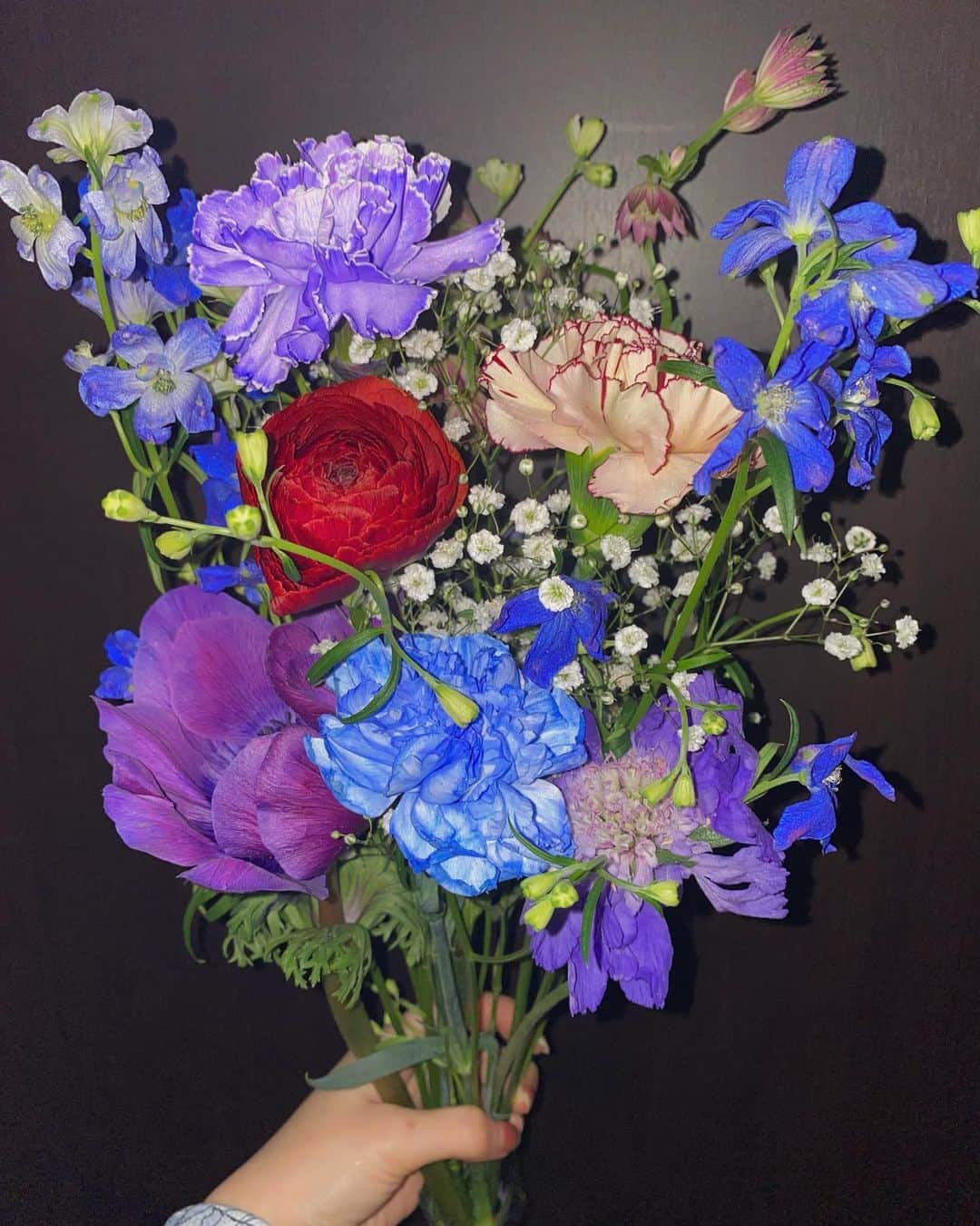 漆島七菜のインスタグラム：「お友達から素敵なお花を頂きました💐 ありがとう🥰  #花束 #サプライズ #diligenceparlour #表参道」