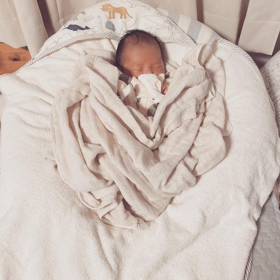 大石ほのかのインスタグラム：「退院しました♡ 親戚とかご近所さんとかいっぱい遊びに来てくれてみんなにお世話されてご機嫌♡☺️ おかげでいっぱい寝てくれてます✨🌈  #likeforlike#❤️#いいね#followforfollowback#follow#me#baby#ベビスタグラム#ファッション#男の子ママ#BabyBoy#love#赤ちゃんのいる暮らし#photo#かわいい#dog#犬#海#空#家族#family#followｍe#follow4follow#f4f#pretty#cutedog#出産#男の子#ママスタグラム #ママ」