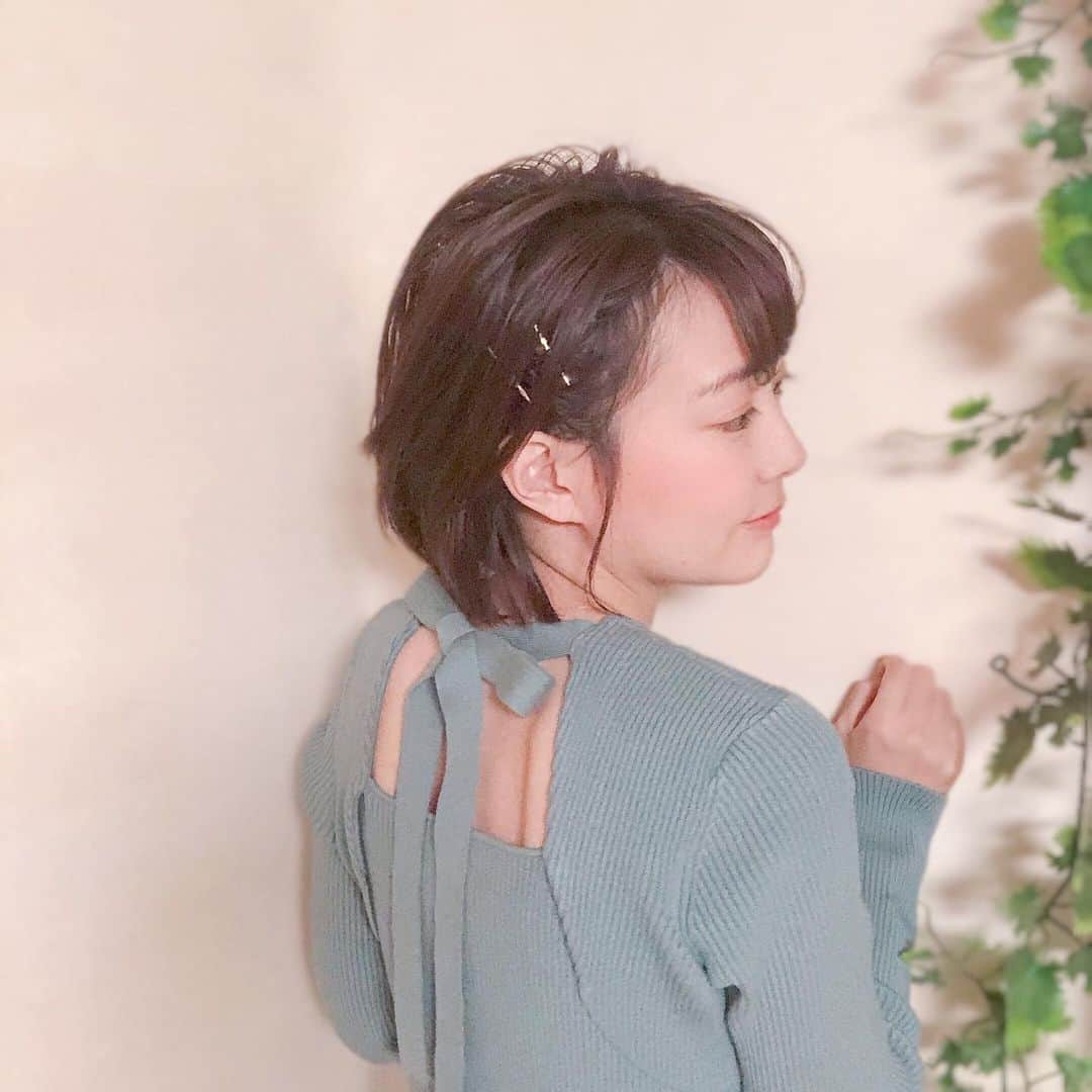 うえむらちかのインスタグラム：「LemonsSquareさんから @loretta_pr_official のヘアケアアイテムが当選したので﻿ ﻿ ヘアピンと #ムルムルバター を使って #ヘアアレンジ してみました💇‍♀️﻿ ﻿ ショートヘアアレンジ楽しい💕﻿ ﻿  #ショートカット #ショートカットアレンジ  #ショートカット女子 #ショートヘア  #ロレッタ﻿ #ヘアケア﻿ #ヘアオイル﻿ #いい香り﻿ #cchan_girls﻿ #lemonsquare🍋﻿」