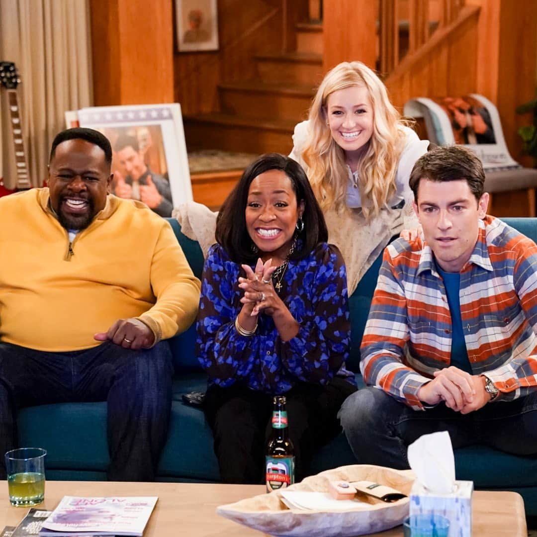 ベス・ベアーズのインスタグラム：「We are VERY excited for @theneighborhood tonight 8pm @cbstv ! How bout you?  @cedtheentertainer @tichinaarnold @iammaxgreenfield」