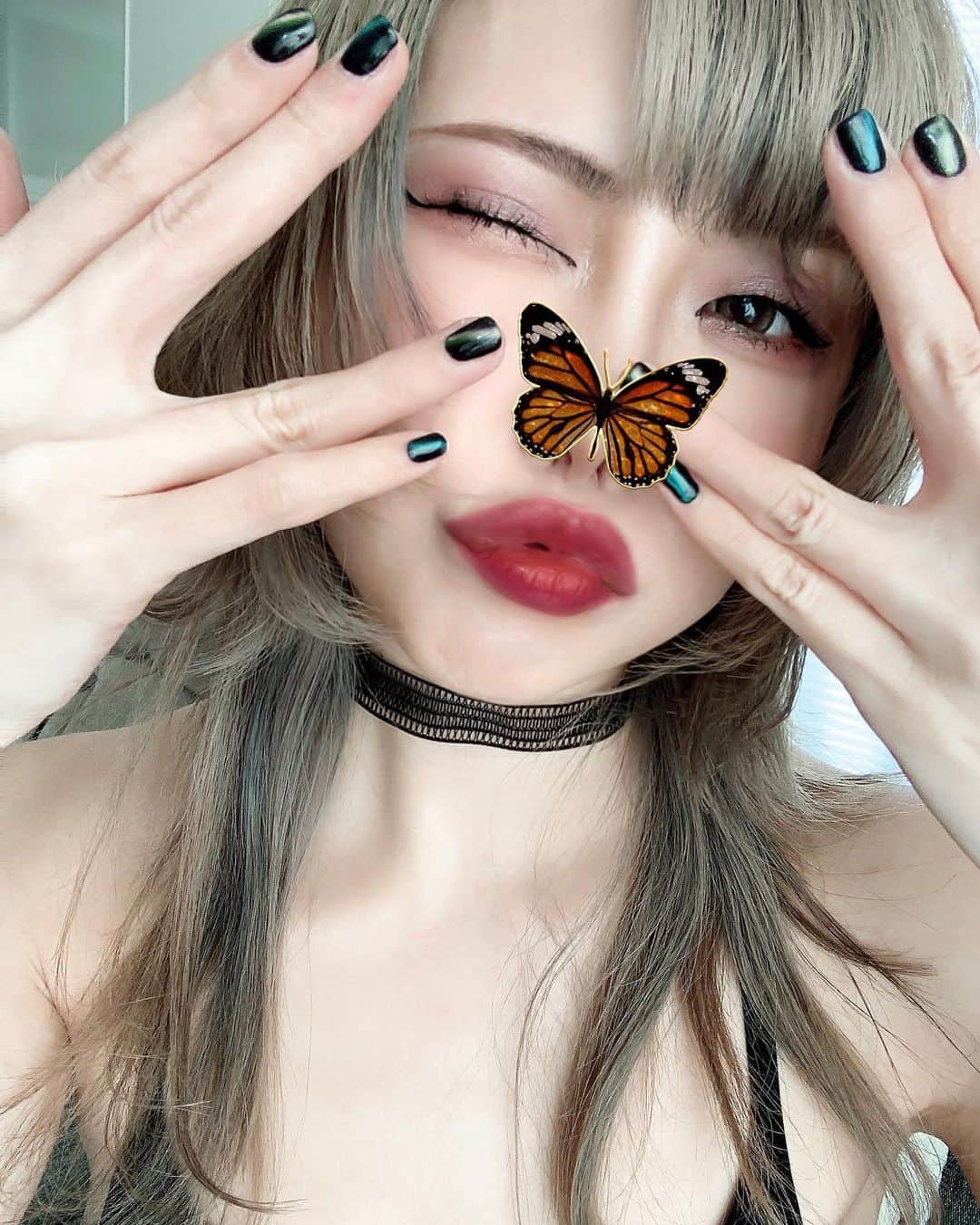 春咲ひなたのインスタグラム：「にゅーねいるっっっ🖤 . #マグネットネイル#ギャラクシーネイル #大人気」