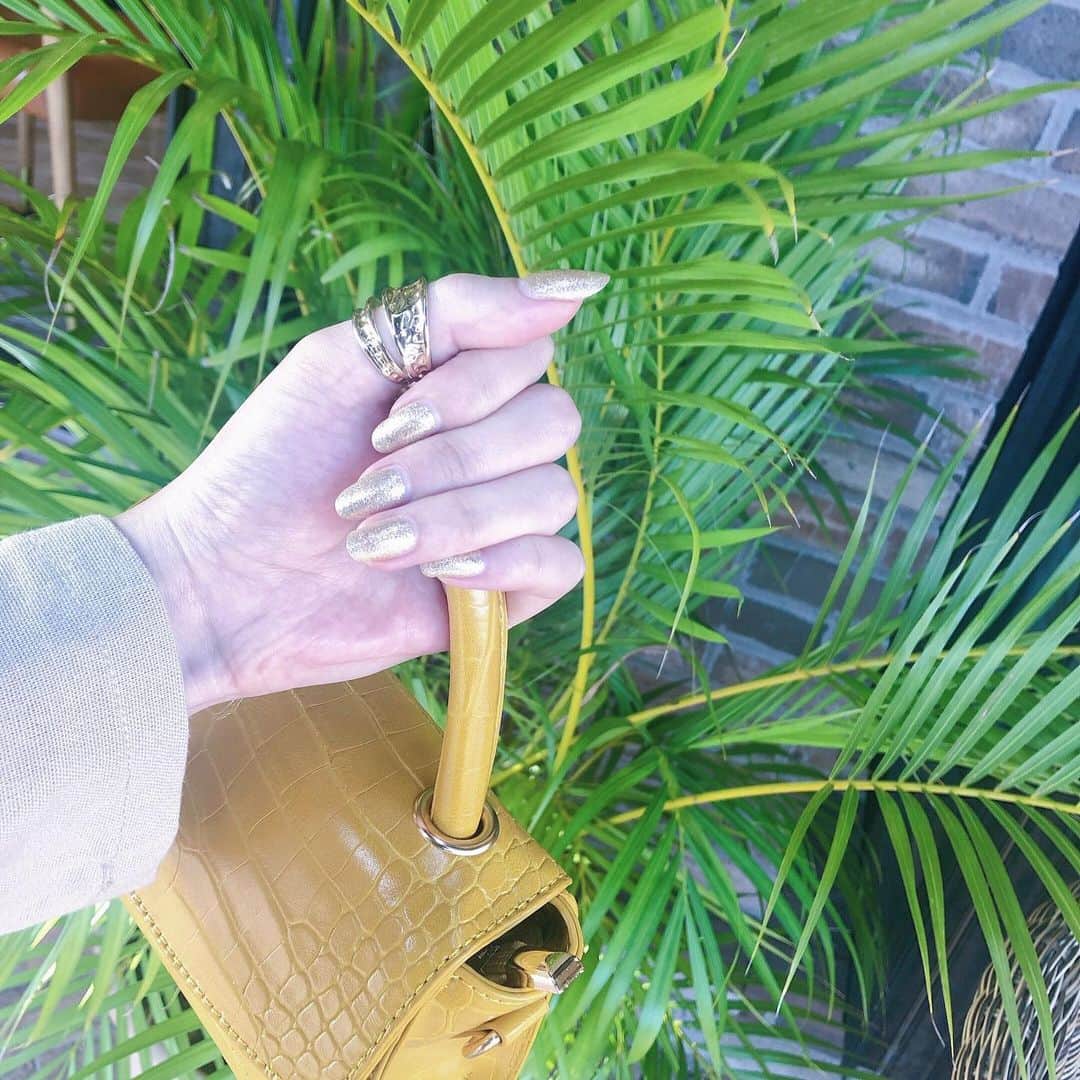 HIKARIのインスタグラム：「.﻿ ﻿ #nail﻿ ﻿ 最近ずっとゴールドワンカラー🏅﻿ しんぷるなんがすき。﻿ ﻿  ﻿」