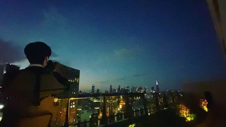横沢ローラのインスタグラム：「かつおくんの色になる前の空だから、わしもフィルターとかしない。  #隠し撮り #仁科勝介 #横沢ローラ #仁科かつおくん #shibuyachristmascarols #シブヤクリスマスキャロル」