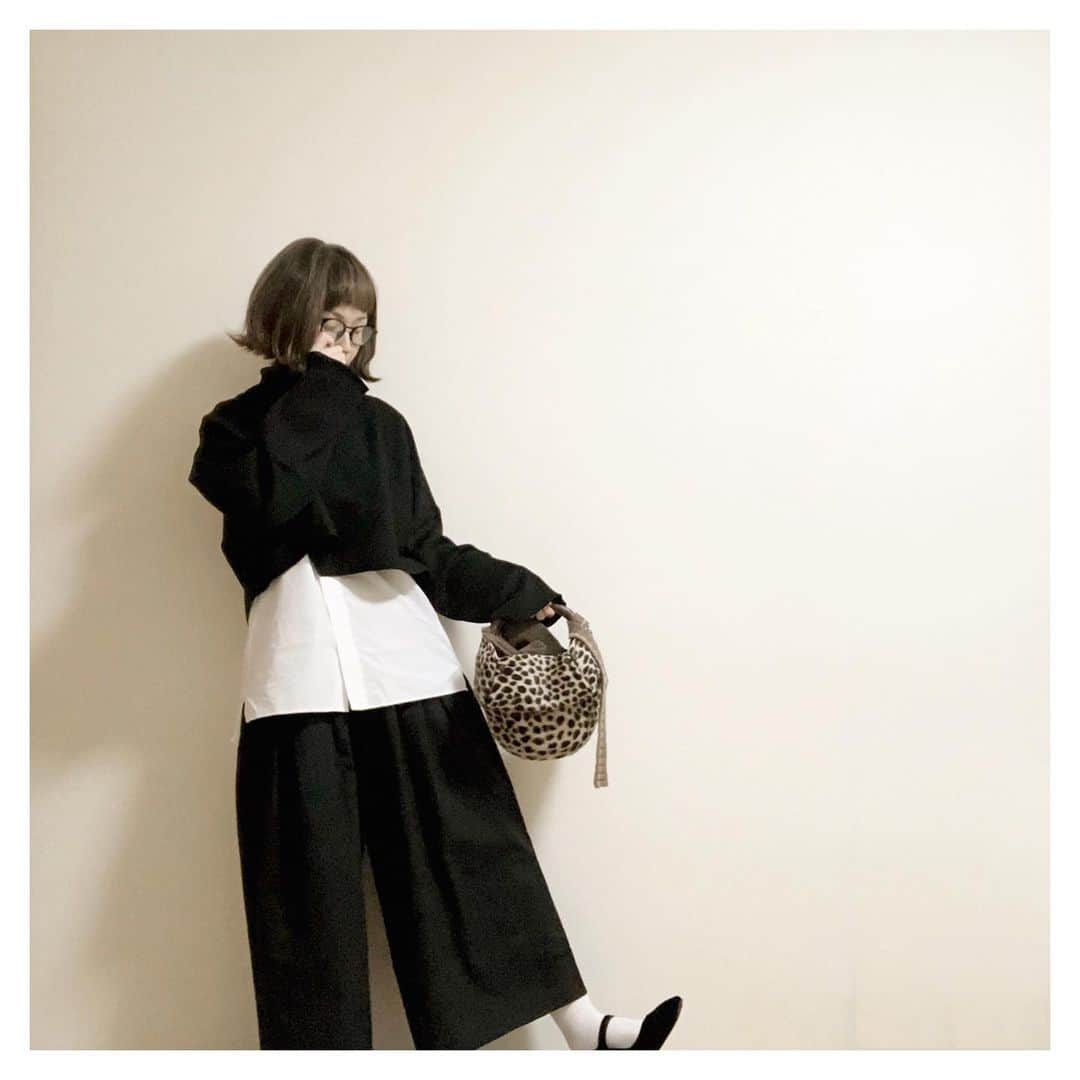 のインスタグラム：「・ ・ ベストもいいけどショートニットもね🙆‍♀️ ・ 薄手でオーバーサイズだからゆったり着心地も良き。もちろんノーチクチク💗 ・ ・ ・ ・ #instafashion #fashion #me #着画 #shortknit : #titivate ⏫ #楽天roomに載せてます #roomインフルエンサー #shirt : #uniqlo #plusj #pants : #andR #bag : #ebagos #shoes : #svec #今日のん #今日の服 #さてお仕事のあと日用品買い回るぞと🏃‍♀️ #hiroの襟裳岬で泣きそうになたDNAて凄い ・」