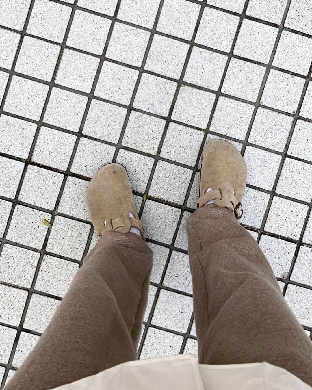 Takayuki Konoのインスタグラム：「去年？リリースした裏も表もカシミヤで作った裏毛フリースしかも吊裏毛のスウェットパンツを引っ張り出して来た。 もうこの冬はこれしか履けないかもしれない。 もっかい作りたいけど、裁断で捨てる生地があるから勿体ないんだよなー。 #undecorated @undecorated_official」