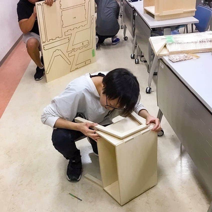日本工学院さんのインスタグラム写真 - (日本工学院Instagram)「過去に行われた、建築設計科「ものづくり実習」の様子です❗ . ものづくり施設にあるデジタル工作機械をフル活用して部品を作り、1/1スケールの家具を組み立てています😁 . . 「#日本工学院」をチェック！！ 学生が投稿したリアルな日常風景を見ることができますよ！ . . #nihonkogakuin #専門学校 #日本工学院八王子専門学校 #日本工学院専門学校 #教職員投稿写真 #建築設計科 #若きつくりびと #建築学生 #建築士 #建築家  #建築 #建築デザイン #住宅 #建築設計 #建設業 #一級建築士 #住宅設計 #デザイン #デザインが好き」11月23日 14時58分 - nihonkogakuin