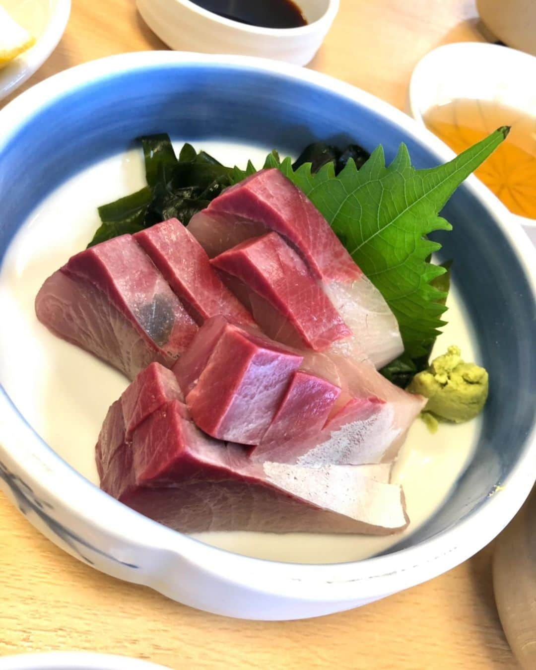 チズのインスタグラム：「ハマチ🐟美味しすぎた🥺🤤 近所やったら毎日通うレベル😋 #びんび屋 #行列店らしい #徳島グルメ #鳴門 #ハマチ  #海鮮料理 #海鮮食堂 #飼い主の休日 #インスタでわんこみるのが日課 ❤︎」