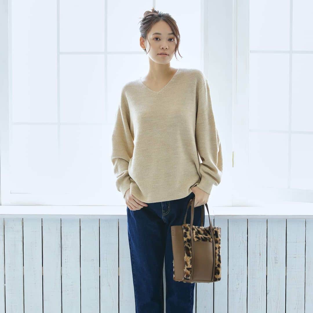 ピンクアドベさんのインスタグラム写真 - (ピンクアドベInstagram)「\今だけ！おまとめ買いで20%OFF😉/  洗濯機で洗えてお手入れ簡単 やわらかカラーVネックニット🧶  オンラインストア限定の LLサイズもありますよ🥰 ¥3297  .  .  .  .  .  .  .  .  #ピンクアドベ #大人カジュアル #大人コーデ #ナチュラルコーデ #シンプルコーデ #リラックスコーデ #着まわしコーデ #着まわし #ママコーデ #楽ちんコーデ #プチプラ #プチプラコーデ #プチプラファッション #冬コーデ #やわらかニット #Vネックニット  #ニットコーデ #デニム #デニムコーデ #サステナブル #サステナブルデニム #エコデニム」11月23日 15時00分 - pinkadobe_jp