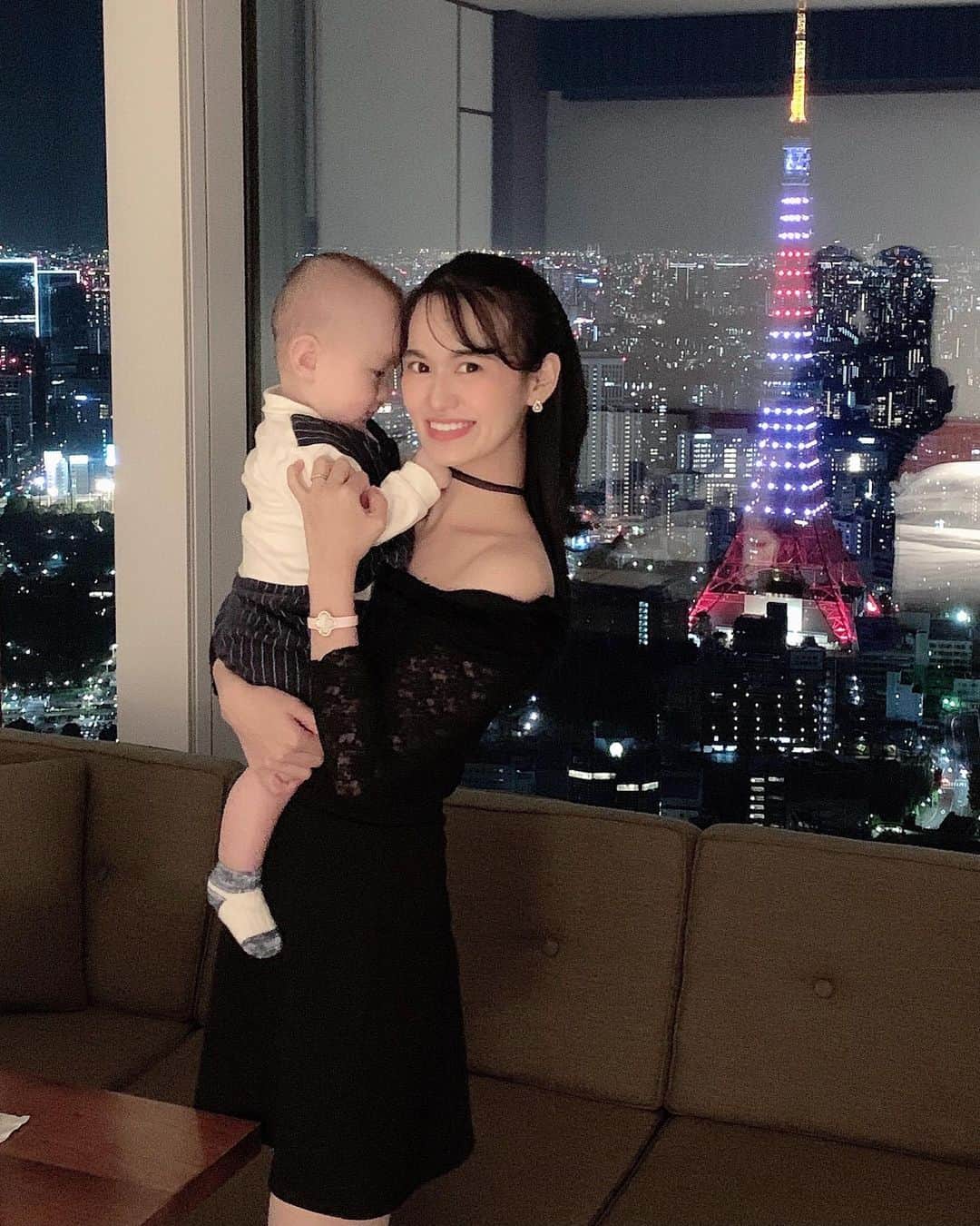 七尾エレナのインスタグラム：「子連れAndaz Tokyo💕 独身のころはAndazのルーフトップバーに よく行ってたけど 赤ちゃん連れだとバーは行けないので ごはんも、お風呂もゆっくりお部屋で✨ 同じホテルでも 子供がいるかいないかで過ごし方が ぜんぜん異なるけど それぞれに楽しみ方があって それもまたいいなあと思えた2日間でした😇 . 息子はつかまり立ちが始まって 手をかける所を見つけると すかさず立っち！ 可愛いけど、目が離せない😂 . #andaztokyo #andaz #子連れホテルステイ #子連れ旅行 #生後8ヶ月 #tokyotower #東京タワー」