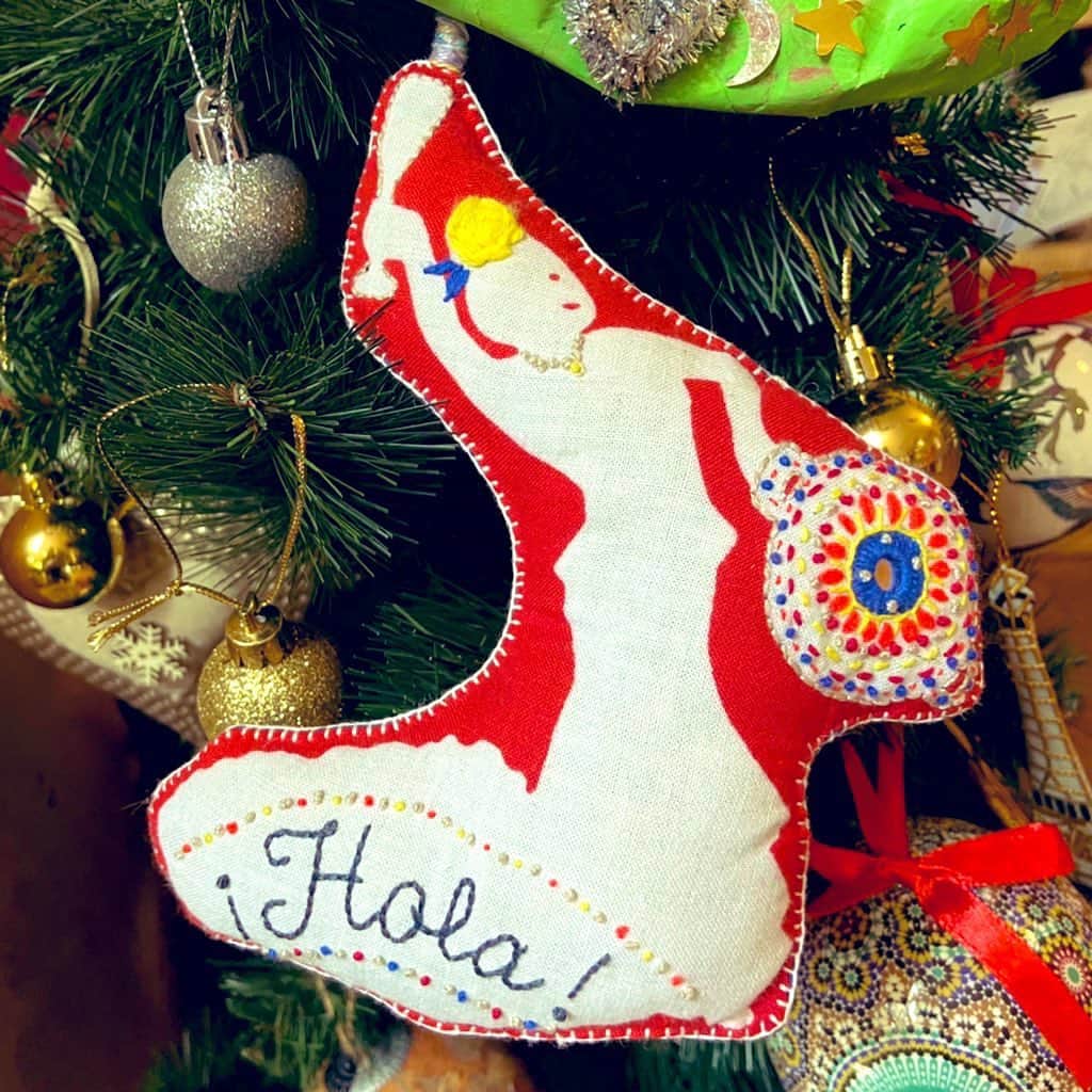 カワハラユキコのインスタグラム：「【クリスマスはじめました/Christmas season！】 🇪🇸 クリスマス飾り。わが家のツリーは、旅行のおみやげオーナメントや息子の工作や写真。今年はオリジナルスペインオーナメントもつけてみた。(web shop「スイキョウ商店」で発売中)おおお、思ったよりもいい！ ・ そんでバルセロナで買ったバルセロナクリスマス名物！のカガネール(うんこ人形)たち。ははは、何度見てもアホらしくていいなあ🤣 ・ どうか多くの人がコロナにかからずハッピークリスマスを迎えられますように🙏 🇪🇸 We decorated my house for Christmas.  I also decorated the tree with original Spanish ornament.And Barcelona's famous dolls!😁 🇪🇸 拙著「オラ！スペイン旅ごはん」発売中！プロフィールのリンクからAmazonページに飛べます。各書店でも発売中。店頭にない場合はご注文ください。新高円寺のスペインバル @gaucho_shinkoenji  でも販売中です。 🇪🇸 #スペイン  #スペイングッズ #ダンスグッズ #クリスマス #クリスマスオーナメント #オーナメント #フラメンコ #パエリア #食べ物イラスト  #食べ物グラム #spain #foodie」