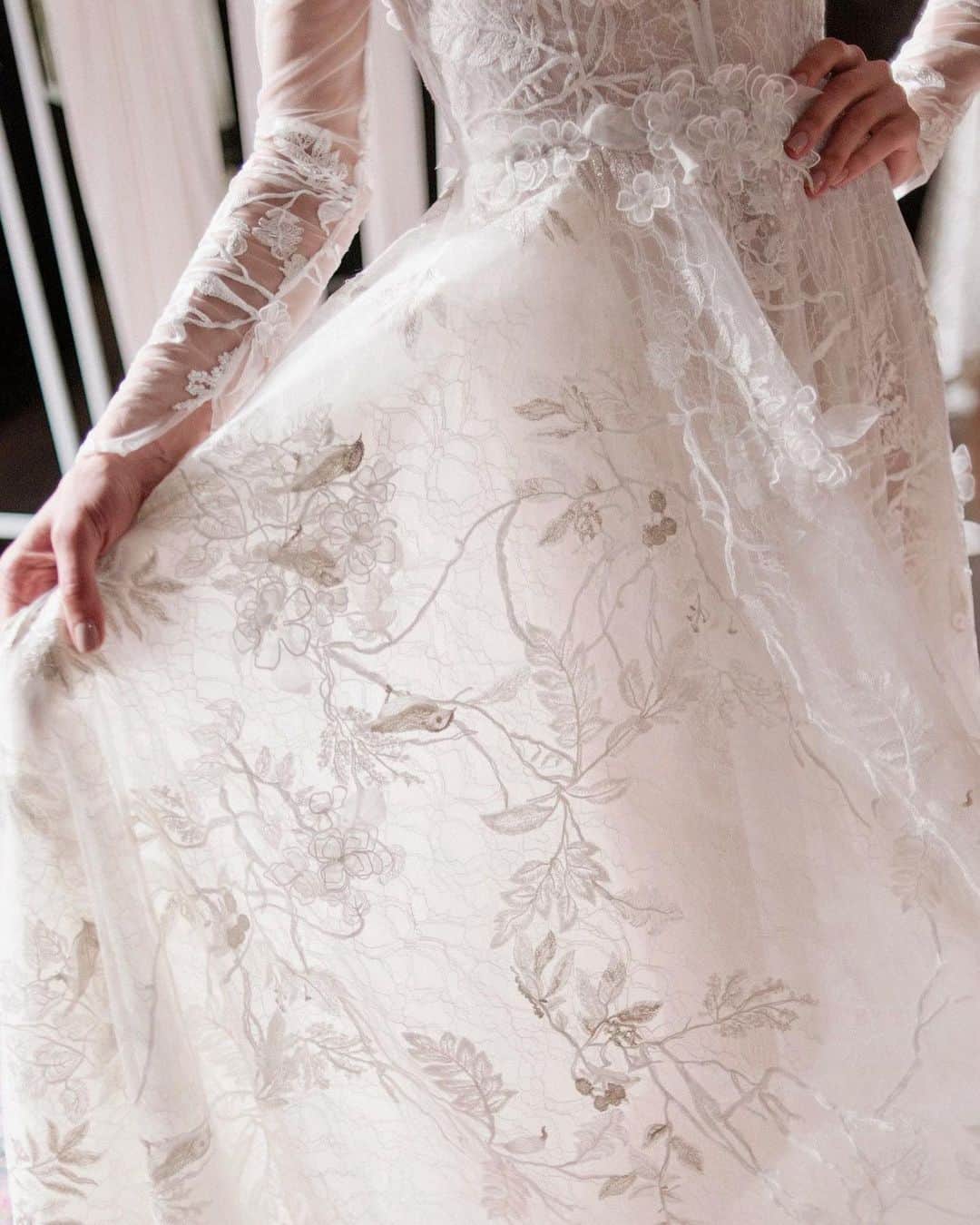 JUNOのインスタグラム：「NAEEM KHAN﻿ “BRUSSELS”﻿ ﻿ 総レースがラグジュアリーで シックな1着﻿ ﻿ レースで描かれた草花のなかを 小鳥が飛び交い 散りばめられた3Dフラワーが﻿ 程よくロマンティックなエッセンスをプラスしています﻿ ﻿ ドレスはとても軽やかで﻿ 普段のご自身らしいファッションを大切に 特別なパーティーのお時間も ゲストと一緒に リラックスして過ごすことのできるドレスです﻿ ﻿ ﻿ インドの伝統美術を取り入れたテキスタイル﻿ NYらしいモダンで洗練されたデザイン﻿ ﻿ あなたらしさを表現できる NAEEM KHAN は﻿ 自立した女性へお届けしたいブランドです﻿ ﻿ ﻿ #inesdisanto﻿ #MARCHESA﻿ #antonioriva﻿ #naeemkhan﻿ #inmaculada﻿ #kennethpool﻿ #zacposen﻿ #juno﻿ #junowedding﻿ #wedding﻿ #weddingdress﻿ #viktorandrolf ﻿ #lenamedoyeff ﻿ #ジュノ﻿ #ウエディング﻿ #ウェディング﻿ #ウエディングドレス﻿ #ウェディングドレス﻿ #ドレス﻿ #プレ花嫁﻿ #2020冬婚﻿ #2021春婚﻿ #福岡花嫁﻿ #東京花嫁﻿ #九州花嫁﻿ #関東花嫁」