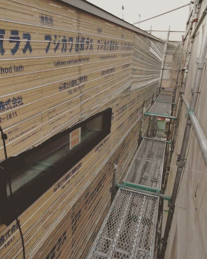 有限会社 稲葉製材住宅のインスタグラム：「塗り壁の下地 このあとモルタルを塗っていきまーす💆‍♀️  #新事務所計画 #外壁 #塗り壁 #平屋の事務所 #名作の椅子がある事務所 #おしゃれな空間 #家づくり #マイホーム #暮らしやすい家 #使いやすい家 #丁寧な家づくり #庭のある暮らし #家具と暮らす #居心地のいい家 #暮らし #日々 #楽しい暮らし #ナチュラル #高性能住宅 #工務店 #サステナブル #新築 #リフォーム #リノベーション #注文住宅 #熊本 #玉名 #山鹿 #稲葉製材住宅 #イナバ  家族の未来、地球の未来を考えた家づくり 施工対応エリア 玉名、山鹿、荒尾、熊本市 県北メイン」