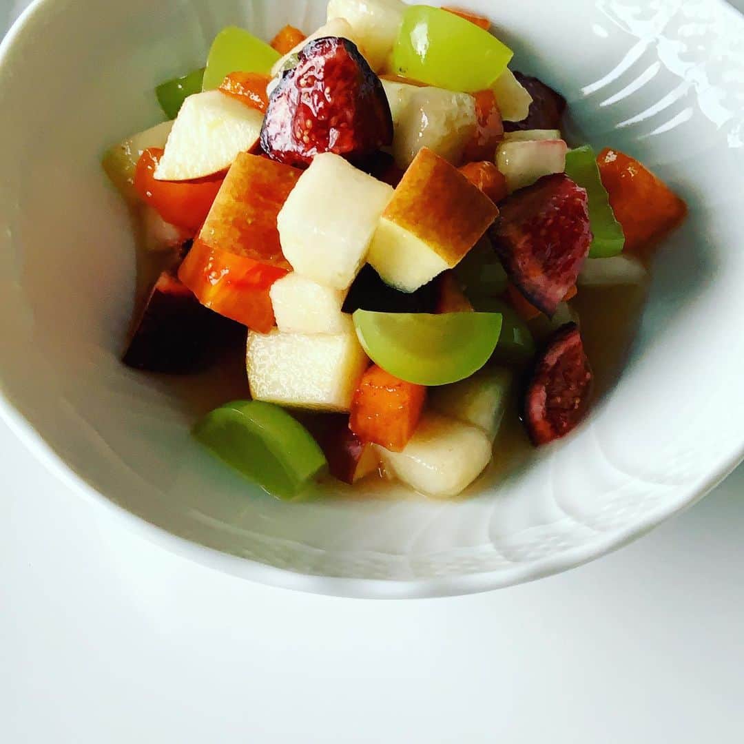 志摩有子さんのインスタグラム写真 - (志摩有子Instagram)「洋梨、柿、リンゴ、ぶどう、いちじく。秋のフルーツでマチェドニア。 白ワインにレモン汁、アガベシロップ。 小さく切ってスプーンで。  #秋のマチェドニア #おやつタイム」11月23日 15時10分 - ariko418