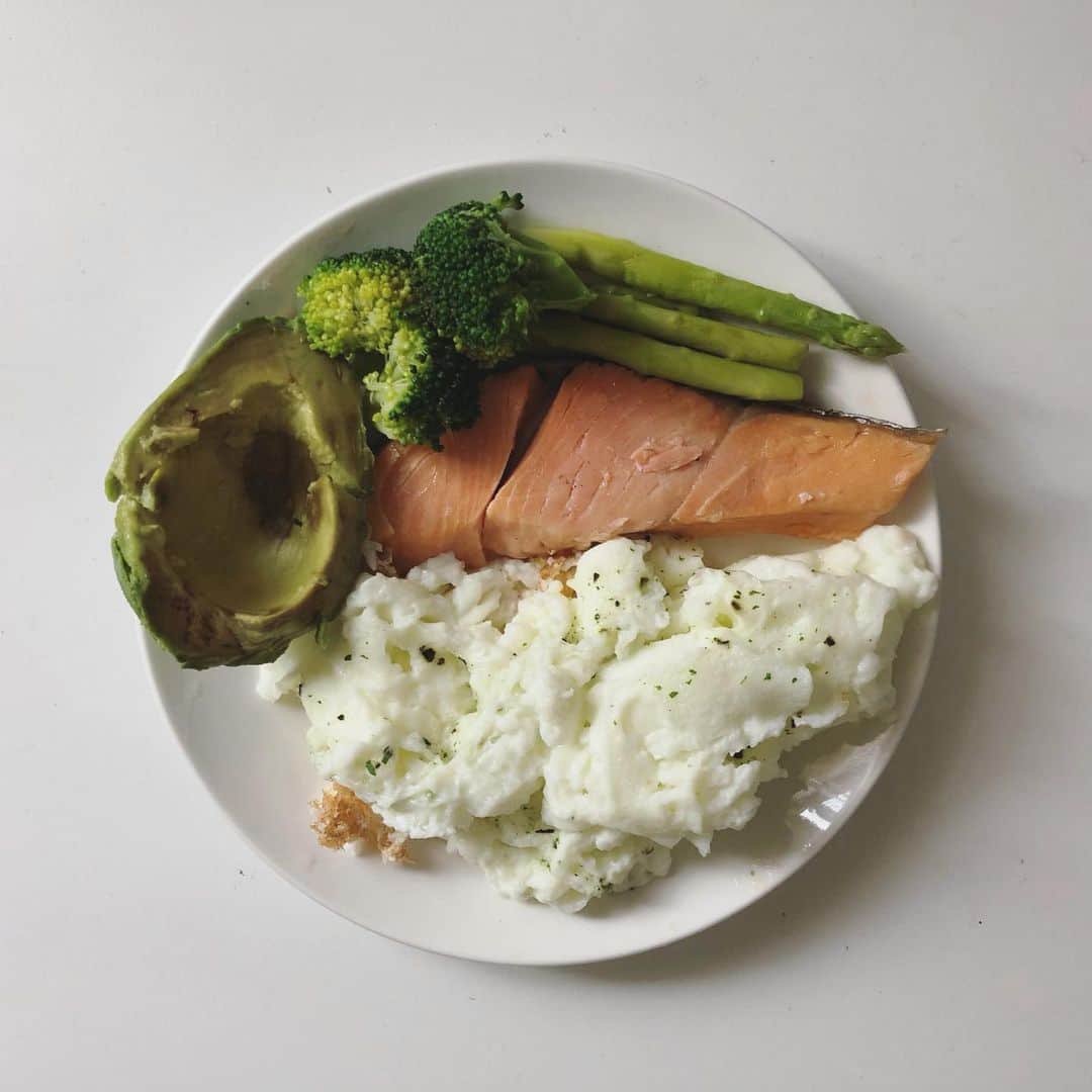 川戸沙羅さんのインスタグラム写真 - (川戸沙羅Instagram)「去年の減量中に食べていた色んな食事パターン👉🏽swip  身体作りの為に、健康の為に、食材の栄養素を把握しておく事はとっても大事🧠✨  #減量 #減量食 #ダイエット #ダイエット記録  #筋トレ #筋トレダイエット #低GI #フィットネスビキニ #mealprep」11月23日 15時16分 - sara_shirasawa