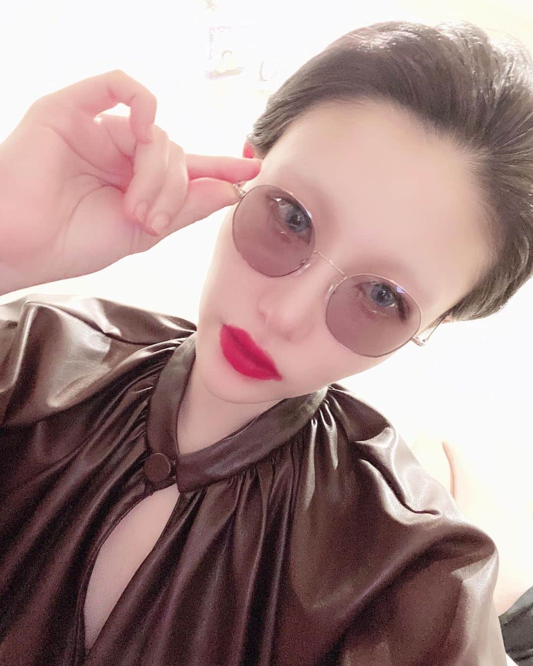 のインスタグラム：「人のグラサンで遊ぶやつ」