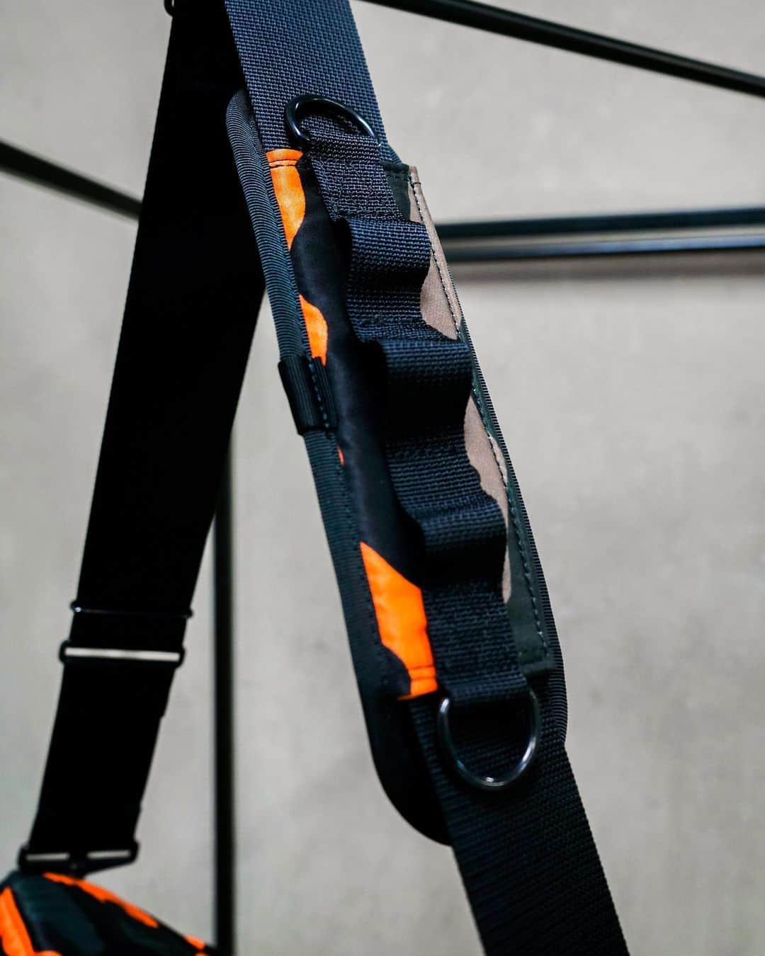 のインスタグラム：「.﻿ SHOP ORIGINAL﻿ PS CAMO﻿ ﻿ ウッドランドパターンのカモフラージュ柄に、ビビットなオレンジカラーを取り入れたPORTER STANDオリジナルシリーズ。﻿ ﻿ サイドに設けた500mlペットボトルが収納可能なメッシュポケットやメイン内のPCポケットなど充実した収納が特徴です。﻿ ﻿ SHOULDER BAG﻿ No.384-05756﻿ ￥33,000+tax﻿ W380/H360/D125mm﻿ ﻿ #yoshidakaban #porter #luggagelabel #madeinjapan #japan #porterstand #shinagawa #tokyo #kyoto #ps #camo #shoulderbag #limited #exclusive #吉田カバン#ポーター #ポータースタンド #品川 #東京 #京都 #限定 #カモフラージュ #ショルダーバッグ﻿」