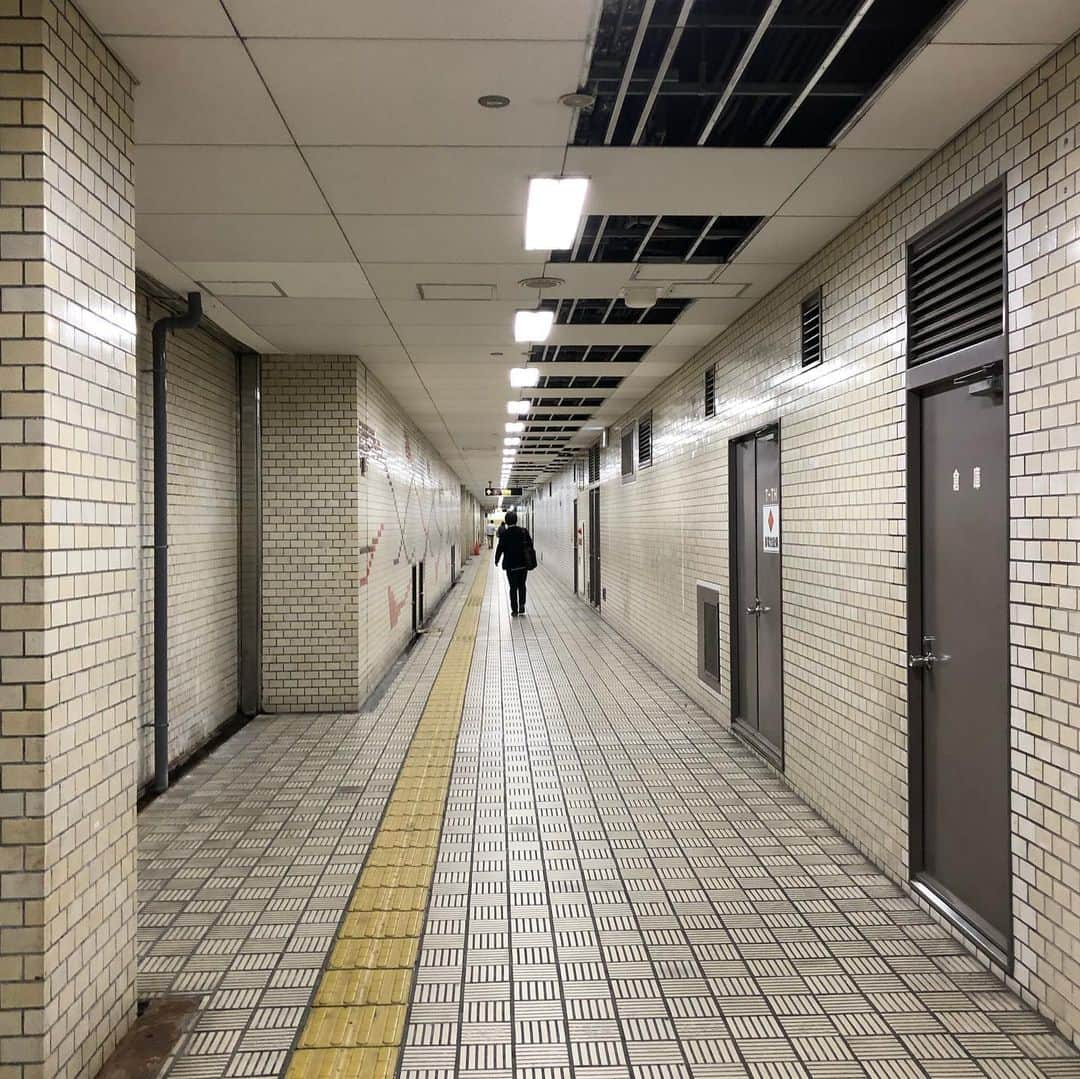能町みね子さんのインスタグラム写真 - (能町みね子Instagram)「#よい駅 堺筋本町駅 長い通路、不安になる。このうすら怖さがいい」11月23日 15時33分 - nmcmnc