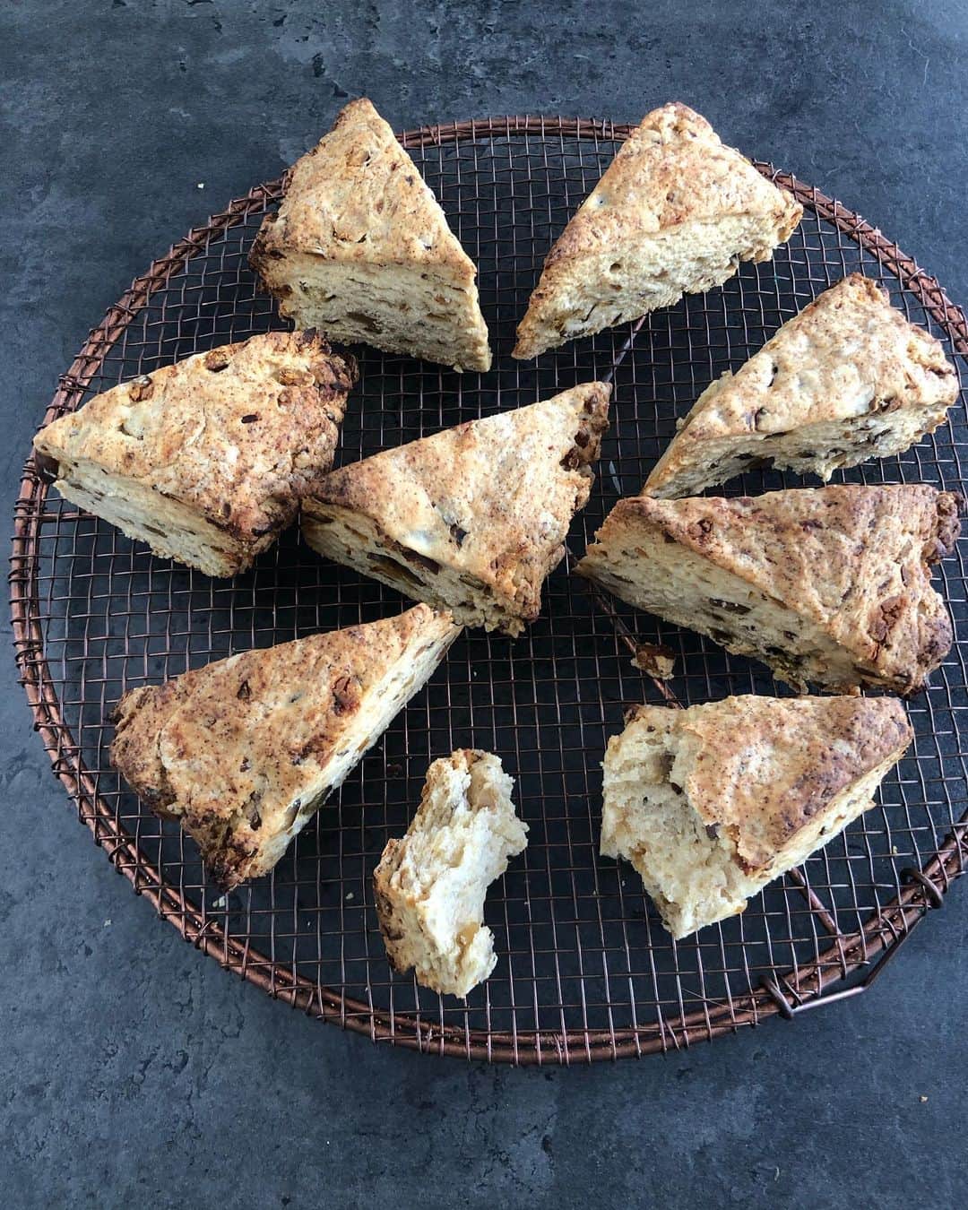 真藤舞衣子さんのインスタグラム写真 - (真藤舞衣子Instagram)「ボウルひとつで作れるたくさんの焼き菓子は、ボウルひとつで作れるシリーズが1冊にまとまったものです。 ててて！TVでは、甘栗をいれたベジスコーンを紹介しました！ そういえば、12月にこの焼き菓子本のインスタライブをする予定なので、ぜひ。  #ボウルひとつで作れるたくさんの焼き菓子  #だましだまし使ってた #携帯の調子が悪いです」11月23日 15時33分 - maikodeluxe