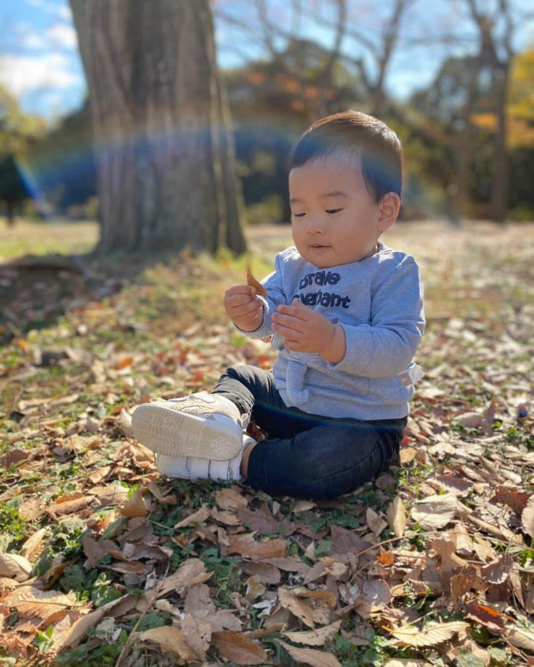 伊藤春香さんのインスタグラム写真 - (伊藤春香Instagram)「お散歩🍂﻿ ﻿ ノーフィルターで﻿ 虹がかかってた。﻿  お洋服 @mini_____closet  ベビーカー @graybear_for_baby @mountain_buggy   ファーストシューズは さきっちょ @sakiccho1228 が プレゼントしてくれた @asicsrunning_jp   ブランケットは小柳津さん @rinsta_gram1002 さんが 出産祝いにくれた @gelatopique_official   🧡🧡🧡 ﻿ #🌈 #秋 #お散歩 #赤ちゃんのいる生活 #赤ちゃんのいる暮らし #赤ちゃん #赤ちゃん服 #1歳男の子 #1歳男の子コーデ #1歳男の子ママ #赤ちゃんコーデ #ベビーカー #お散歩コーデ」11月23日 15時38分 - ha_chu