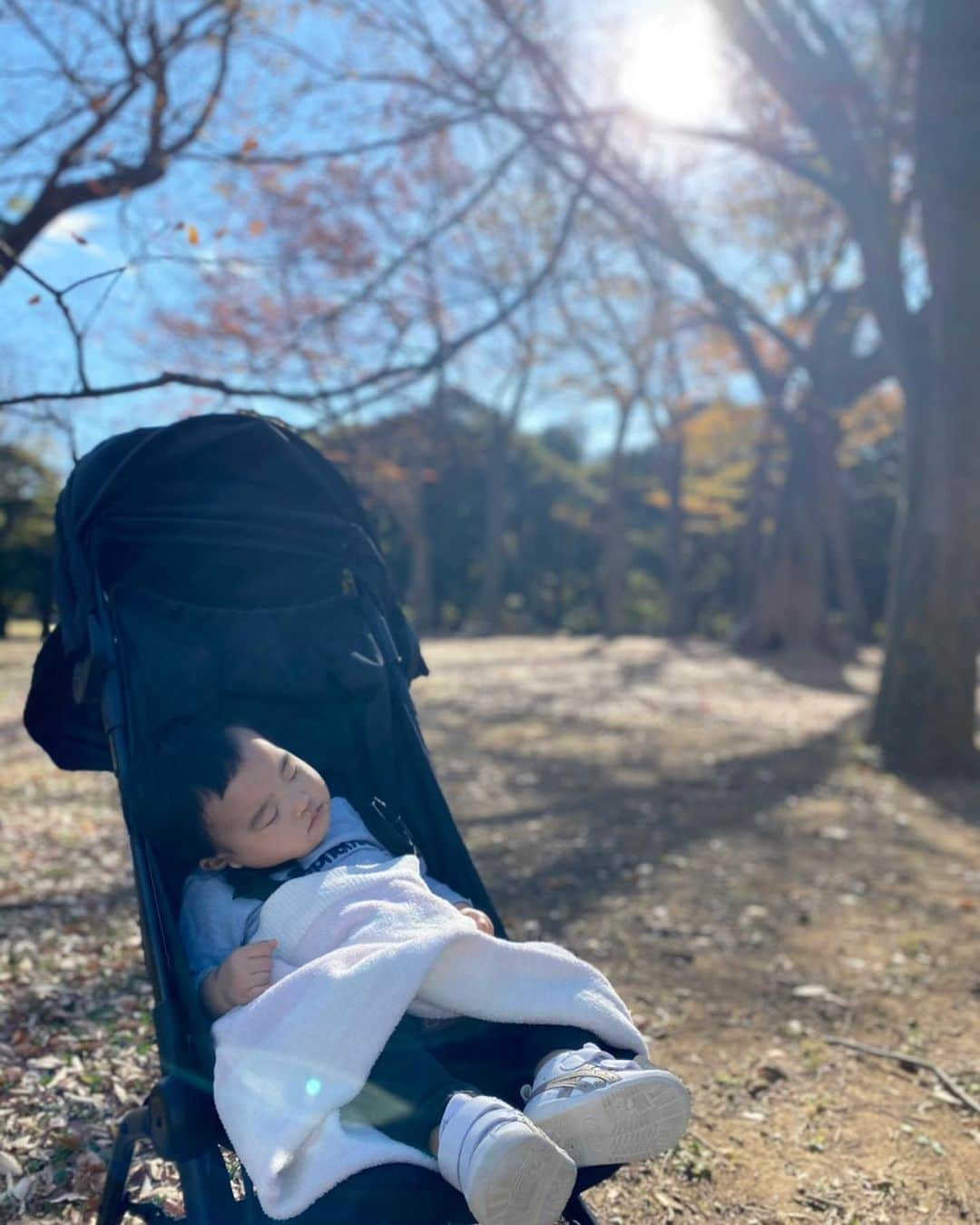 伊藤春香さんのインスタグラム写真 - (伊藤春香Instagram)「お散歩🍂﻿ ﻿ ノーフィルターで﻿ 虹がかかってた。﻿  お洋服 @mini_____closet  ベビーカー @graybear_for_baby @mountain_buggy   ファーストシューズは さきっちょ @sakiccho1228 が プレゼントしてくれた @asicsrunning_jp   ブランケットは小柳津さん @rinsta_gram1002 さんが 出産祝いにくれた @gelatopique_official   🧡🧡🧡 ﻿ #🌈 #秋 #お散歩 #赤ちゃんのいる生活 #赤ちゃんのいる暮らし #赤ちゃん #赤ちゃん服 #1歳男の子 #1歳男の子コーデ #1歳男の子ママ #赤ちゃんコーデ #ベビーカー #お散歩コーデ」11月23日 15時38分 - ha_chu