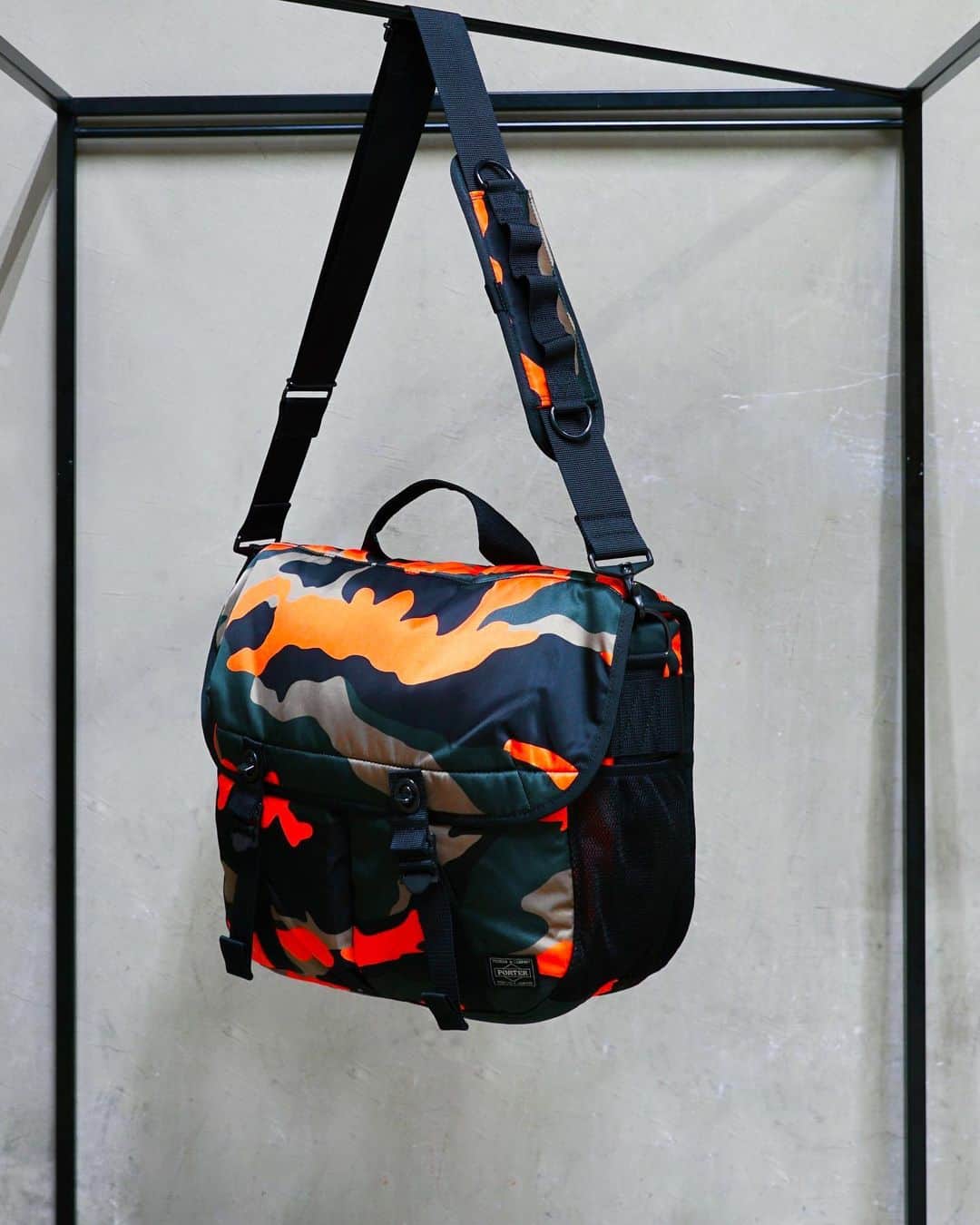のインスタグラム：「.﻿ SHOP ORIGINAL﻿ PS CAMO﻿ ﻿ ウッドランドパターンのカモフラージュ柄に、ビビットなオレンジカラーを取り入れたPORTER STANDオリジナルシリーズ。﻿ ﻿ サイドに設けた500mlペットボトルが収納可能なメッシュポケットやメイン内のPCポケットなど充実した収納が特徴です。﻿ ﻿ SHOULDER BAG﻿ No.384-05756﻿ ￥33,000+tax﻿ W380/H360/D125mm﻿ ﻿ #yoshidakaban #porter #luggagelabel #madeinjapan #japan #porterstand #shinagawa #tokyo #kyoto #ps #camo #shoulderbag #limited #exclusive #吉田カバン#ポーター #ポータースタンド #品川 #東京 #京都 #限定 #カモフラージュ #ショルダーバッグ﻿」