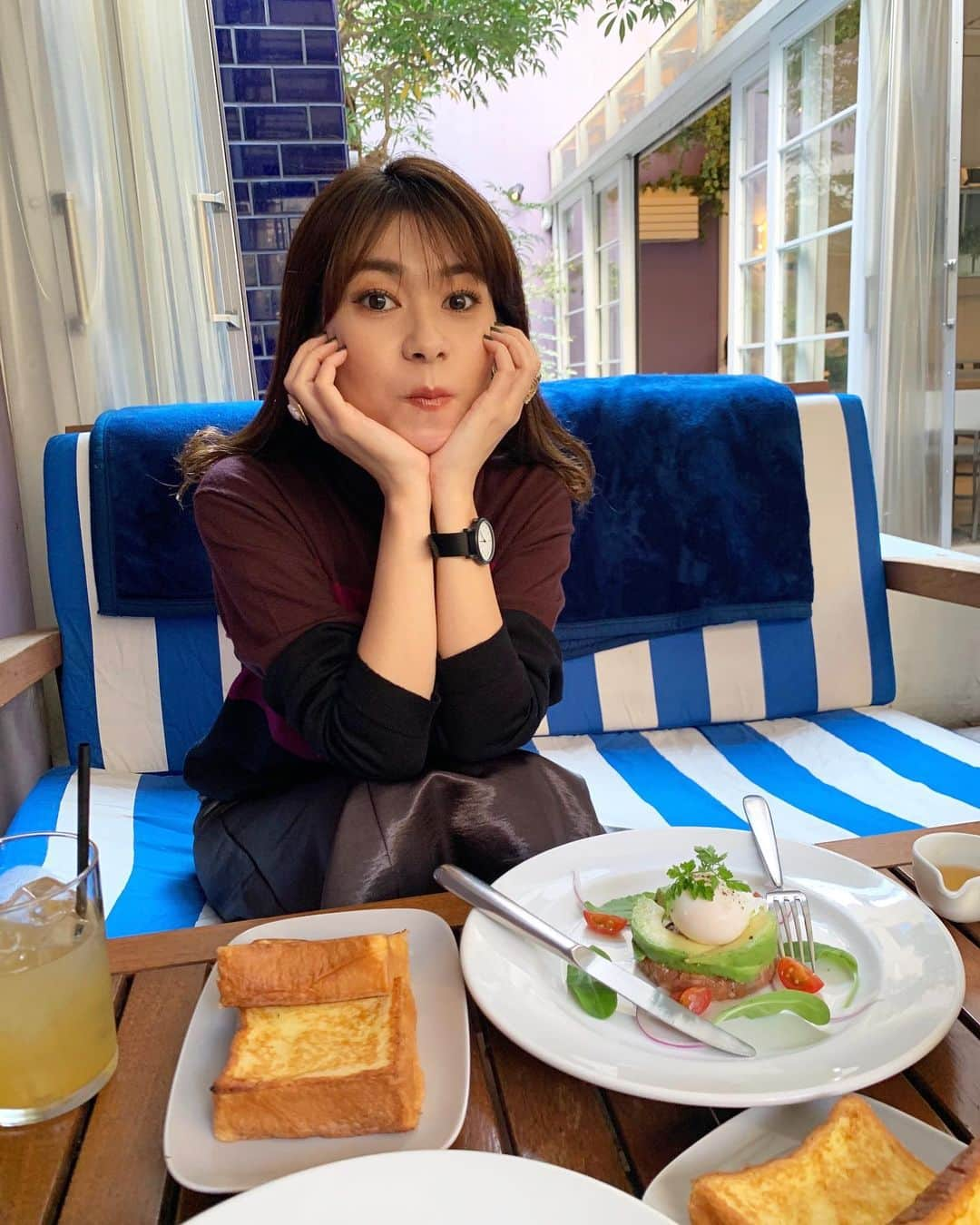 吉田奈央さんのインスタグラム写真 - (吉田奈央Instagram)「Lunch🍴  ＊  @eri_h11  ちゃんが予約とってくれた 恵比寿でのランチ。  @mhouse_terracebar  わしもずっと気になってたからやっと行けて🥺←嬉  女性人気No.1のサーモンタルタルのセットを頼んでみたよ🤎  フレンチトーストが本当にふんわり美味しくて、フレンチトースト好きは絶対行った方がいい〜🍳🍞  ＊  最近えりちゃんの娘ちゃんがめっちゃ懐いてくれて幸せ感じる〜👶🎀  #恵比寿ランチ#恵比寿グルメ#mhouse#東京ランチ#おしゃれランチ#フレンチトースト#サーモンタルタル#uniqlo#ユニクロコーデ#ユニクロプラスジェイ#uniqlojilsander#jilsander#ジルサンダー#配色ニット#ママファッション#プチプラコーデ#アラサーママ#30代ママ#男の子ママ」11月23日 15時39分 - nao70818