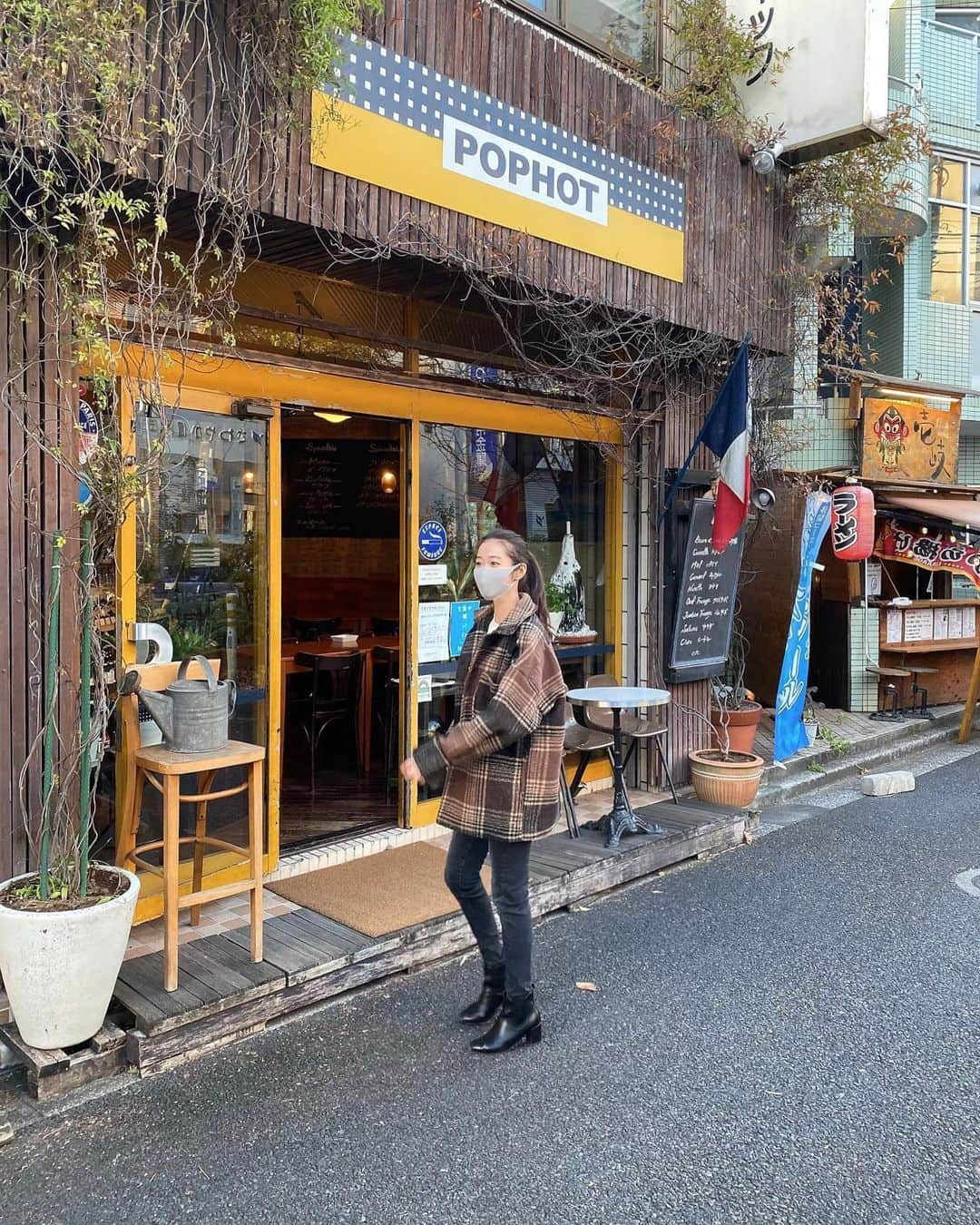 柿崎裕美のインスタグラム：「最近はブラックグレーのジーンズが好き👖🖤#ootd  写真撮ってくれた方ありがとうございました😊見てる方向はどこ🤷‍♀️ #photooftheday」