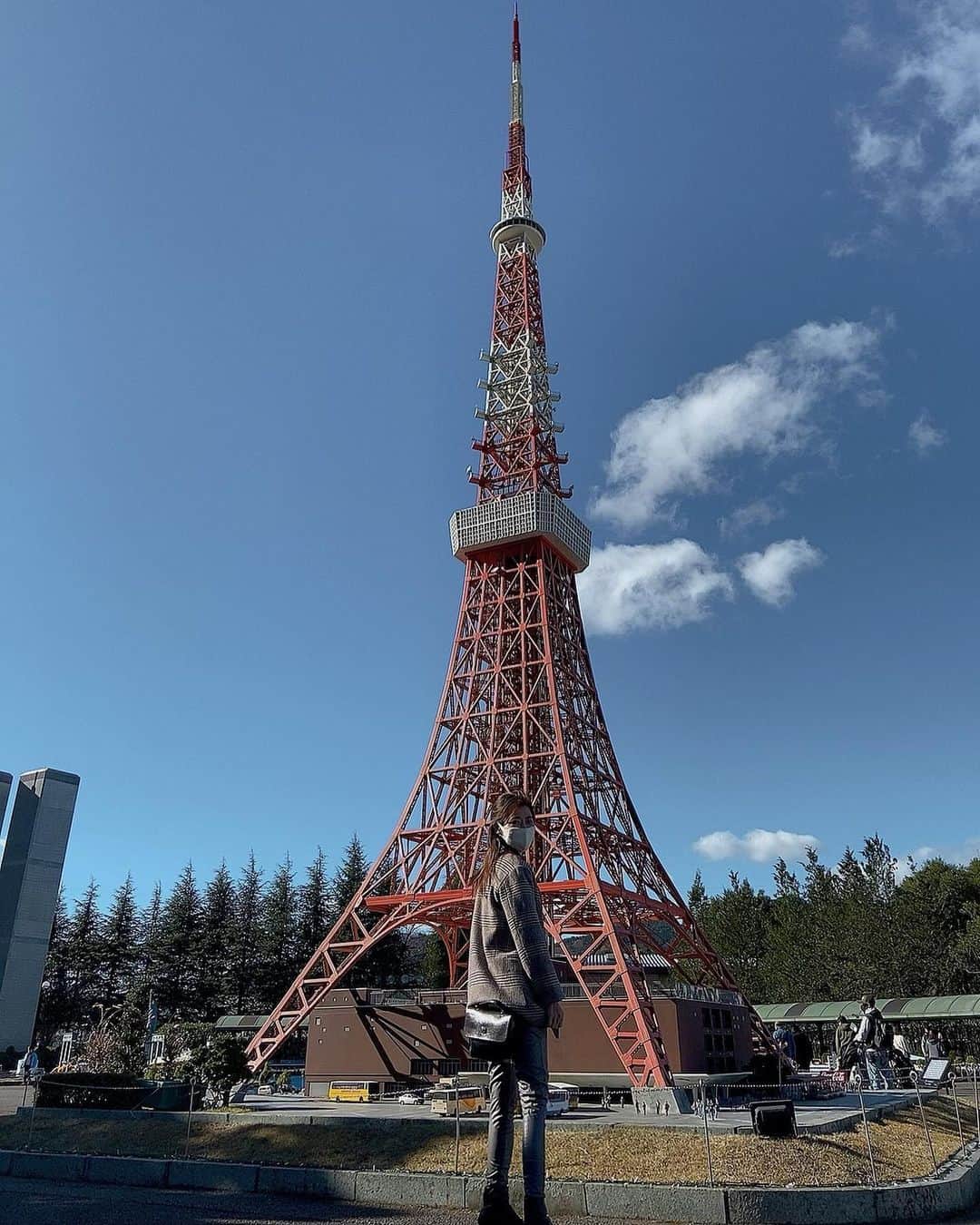 のインスタグラム：「#過去pic  載せてなかったシリーズ。 ここどこーだっ🗼  #ootd jacket.. @la_marine_francaise_official  pants.. @aula_store  bag.. @florist_zozotown   bagは#florist の🧡 レトロな雰囲気が今のシーズンにぴったり😍✨  #2歳4ヶ月#男の子ママ#2歳男の子#ママさんと繋がりたい #ママスタグラム #dweユーザー #dweユーザーさんと繋がりたい #ママコーデ #ママファッション #ママリンク #リンクコーデ #親子コーデ #ママ友 #子育て #育児 #ママガール #mamagirl #プチプラコーデ#like4like #followme #instagood #photooftheday #followforfollow#東京タワー#とちぎに泊まろう」